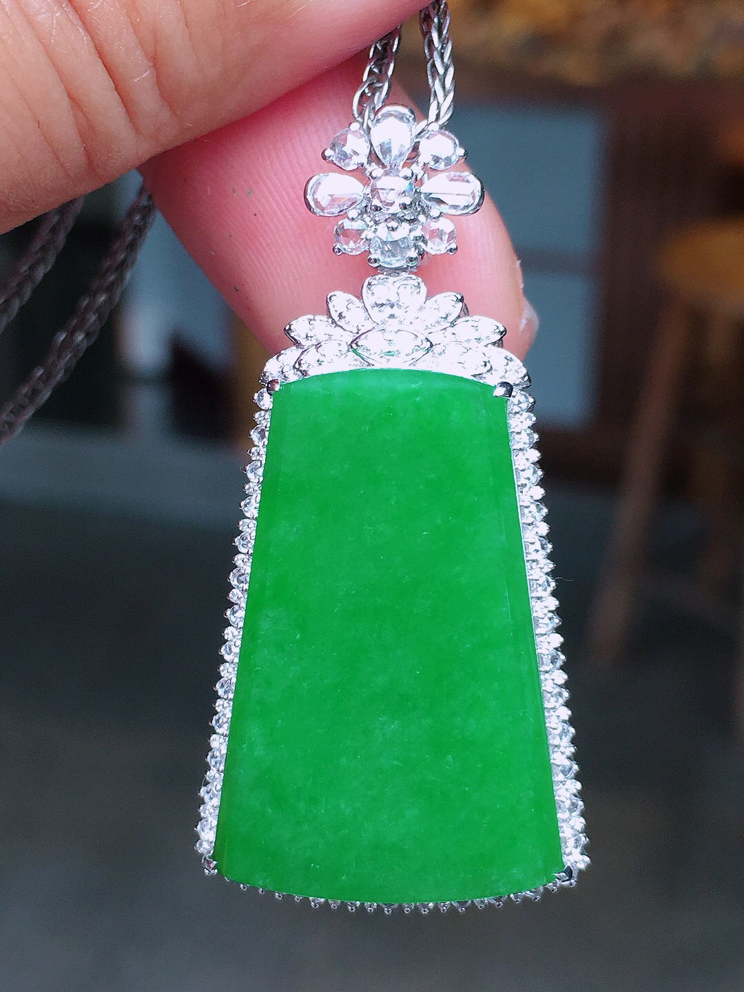 阳绿无事牌吊坠，色泽均匀艳丽，玉质细腻，荧光感超
强，饱满圆润，尽显优雅气质，18k
金豪华镶嵌