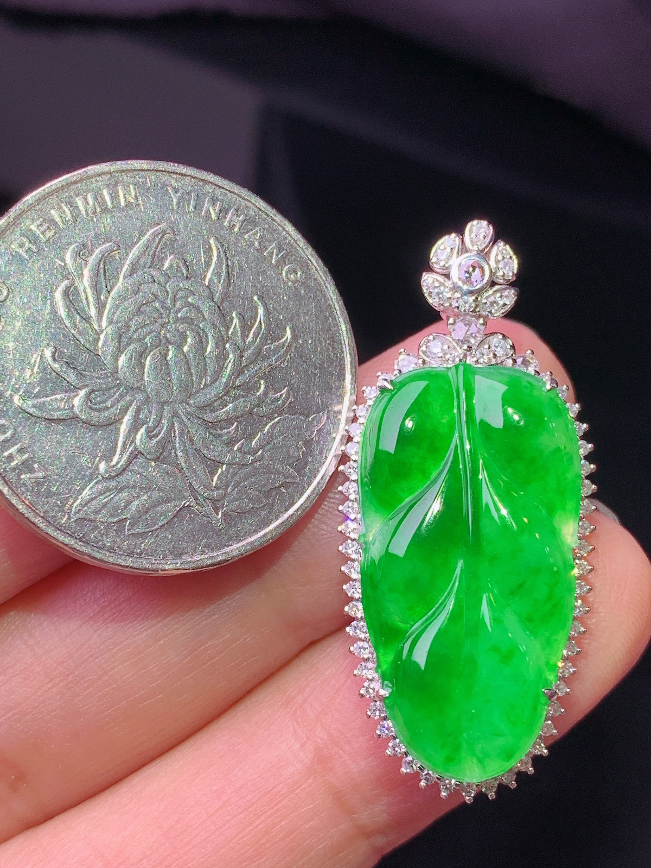 18k金钻镶嵌翠绿树叶吊坠 玉质细腻 色泽艳丽清新 水润亮眼 整体尺寸34.6*15.5*6m2