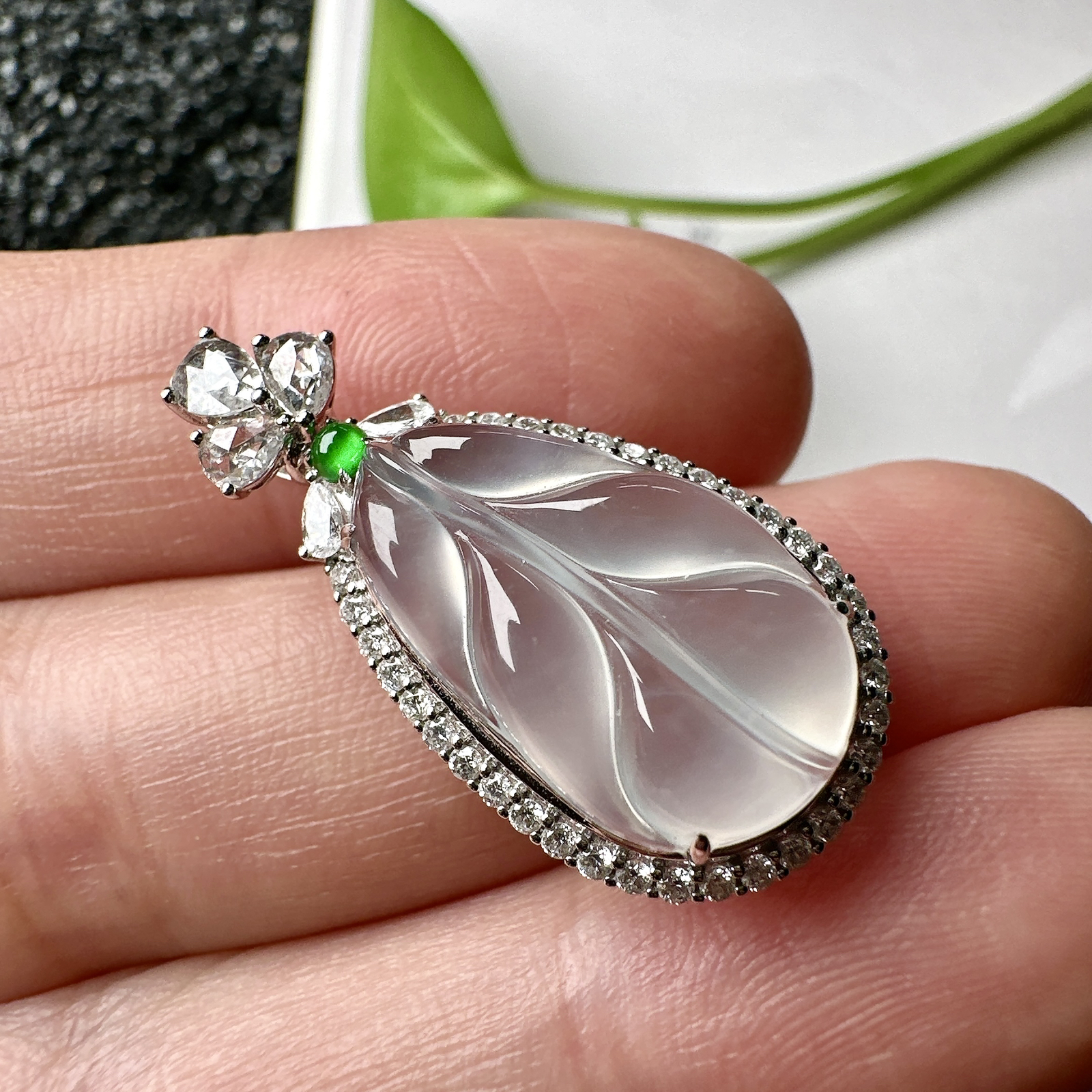 【冰种叶子吊坠】金枝玉叶，质地细腻，冰润透亮，光泽出众，18k金钻镶嵌，裸石尺寸19.3*11.6*4.6毫米