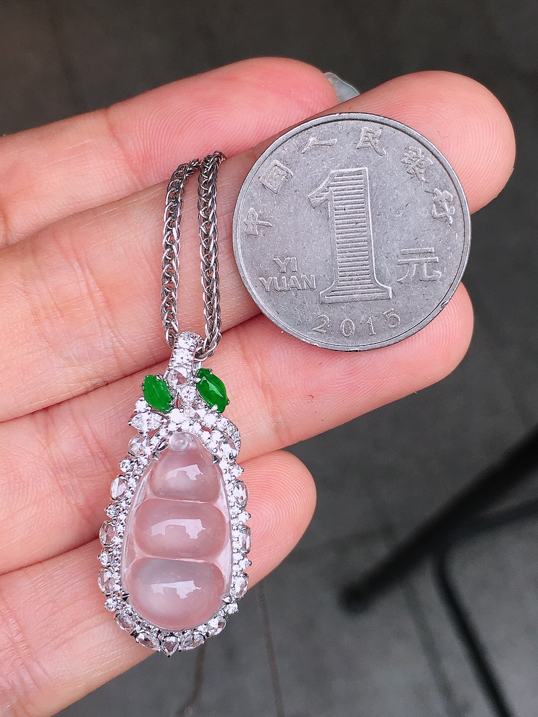 冰种福豆吊坠，玉质细腻，荧光感超
强，饱满圆润，尽显优雅气质，18k
金豪华镶嵌