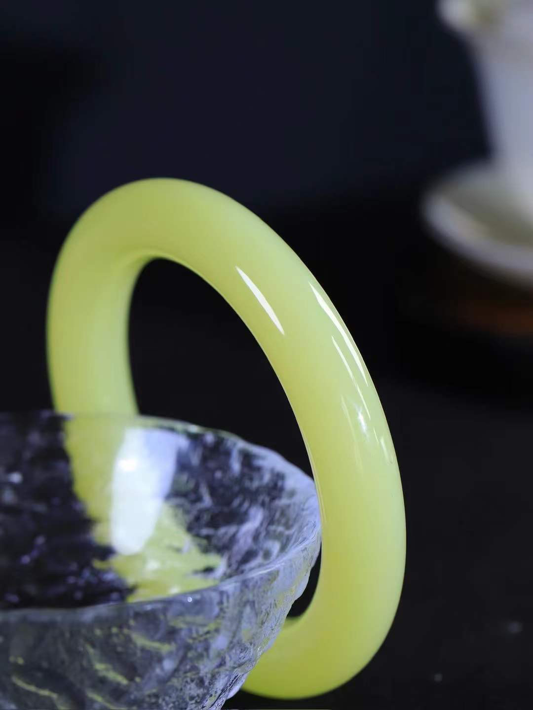 （冬日暖阳.手镯）

精品️和田玉黄口圆条手镯 质地油润，大气雅致，清风明月潺潺，浮浮洗尽铅华随于心，净于念……重70.7克  尺寸56.5-12-11.7mm fDT-9940374