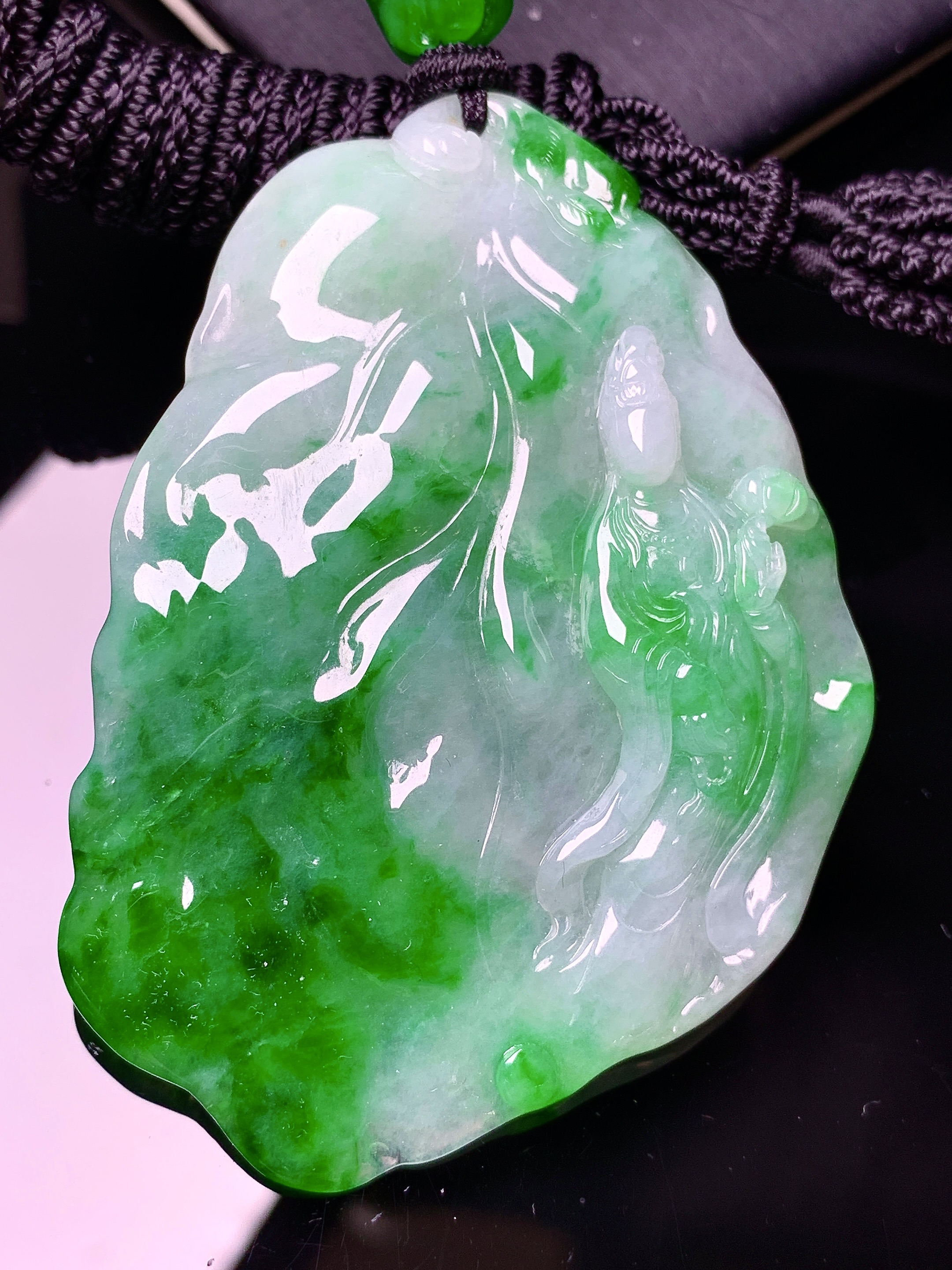 飘绿观音菩萨吊坠 玉质细腻 色泽艳丽清新 水润亮眼 整体尺寸65.7*45.2*8.8w1