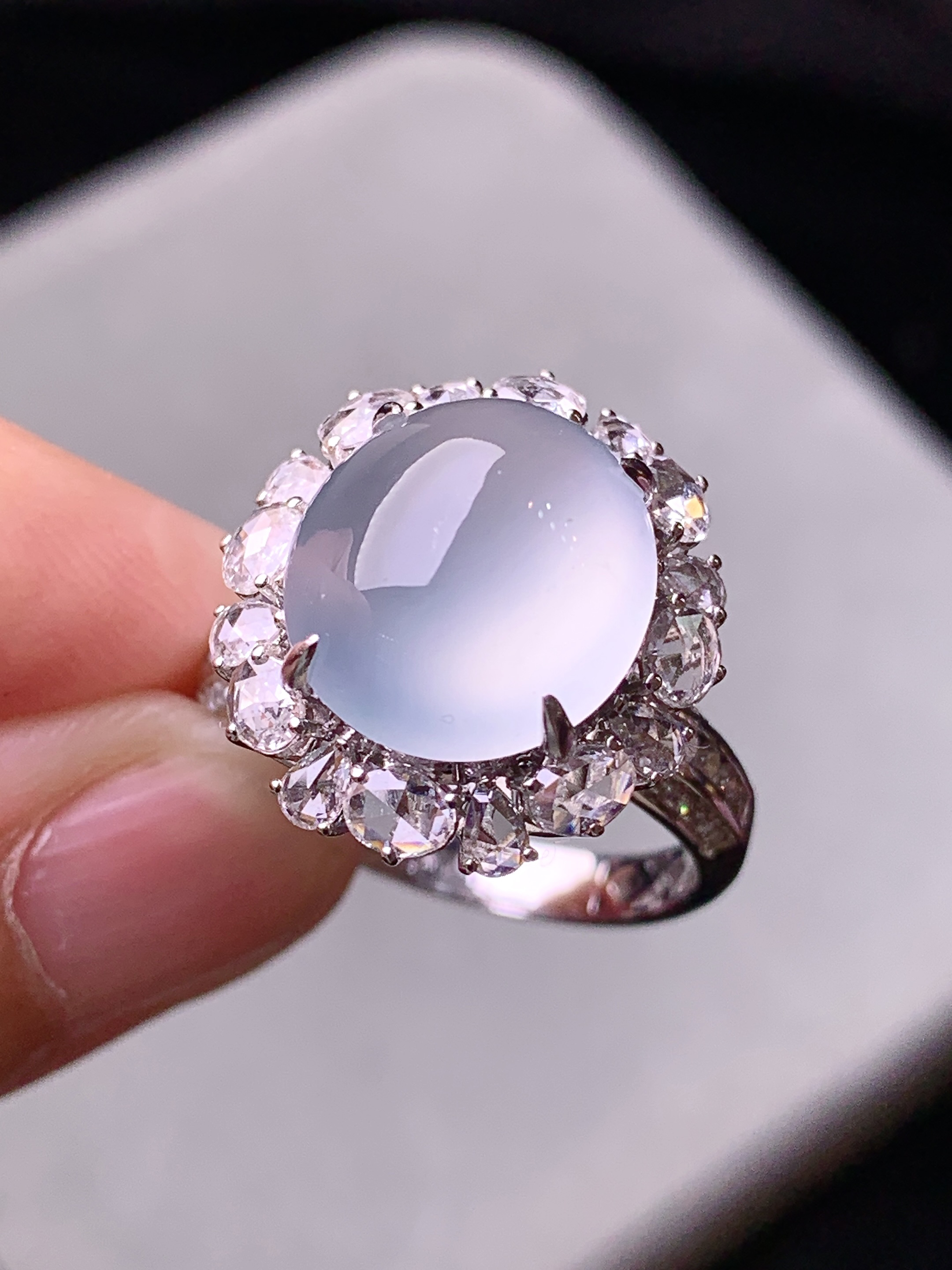 18k金钻镶嵌冰种蛋面戒指 玉质细腻 色泽艳丽清新 水润亮眼 圈口14.5 整体尺寸18*16.5*11.6m3