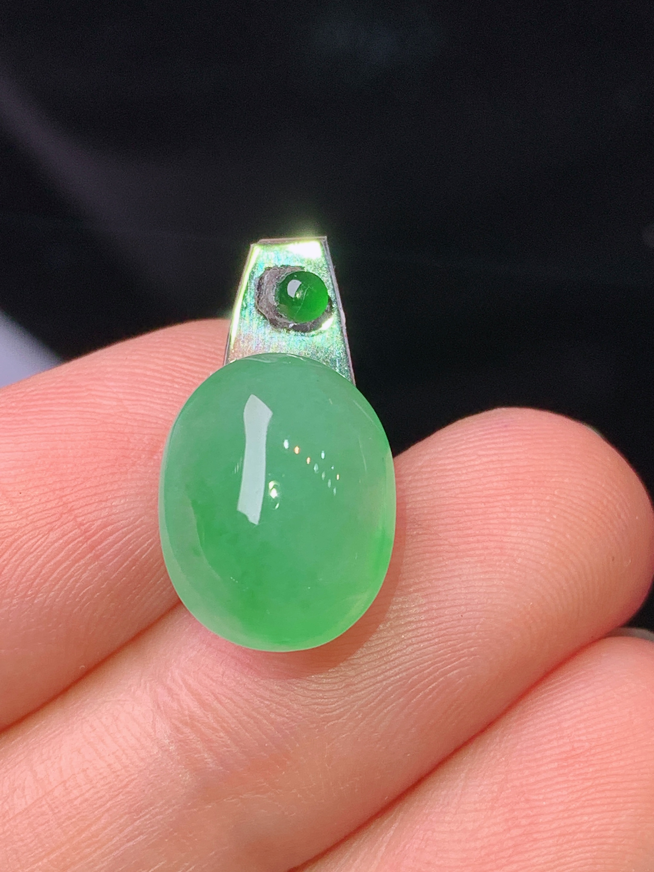 镶嵌款 翠绿蛋面吊坠 玉质细腻 色泽艳丽清新 水润亮眼 整体尺寸13.3*10*7*2x