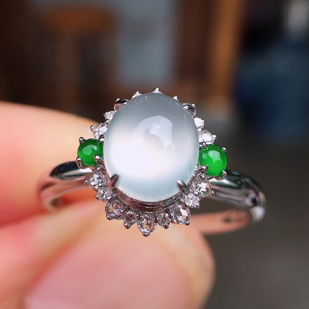 冰种蛋面戒指，玉质细腻，荧光感超
强，饱满圆润，尽显优雅气质，18k
金豪华镶嵌