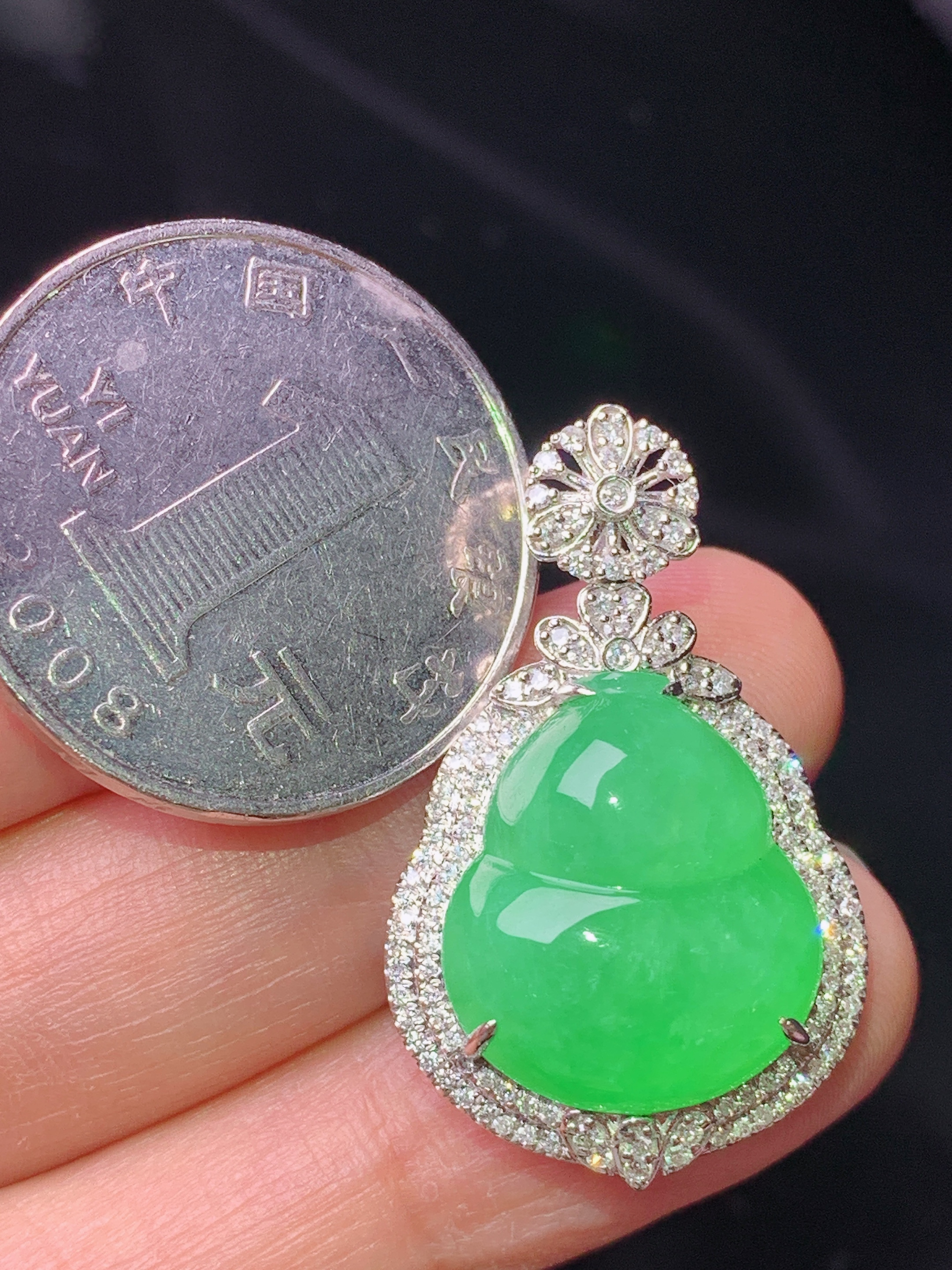 18k金钻镶嵌翠绿葫芦吊坠 玉质细腻 色泽艳丽清新 水润亮眼 整体尺寸31.2*19.3*9.2f3