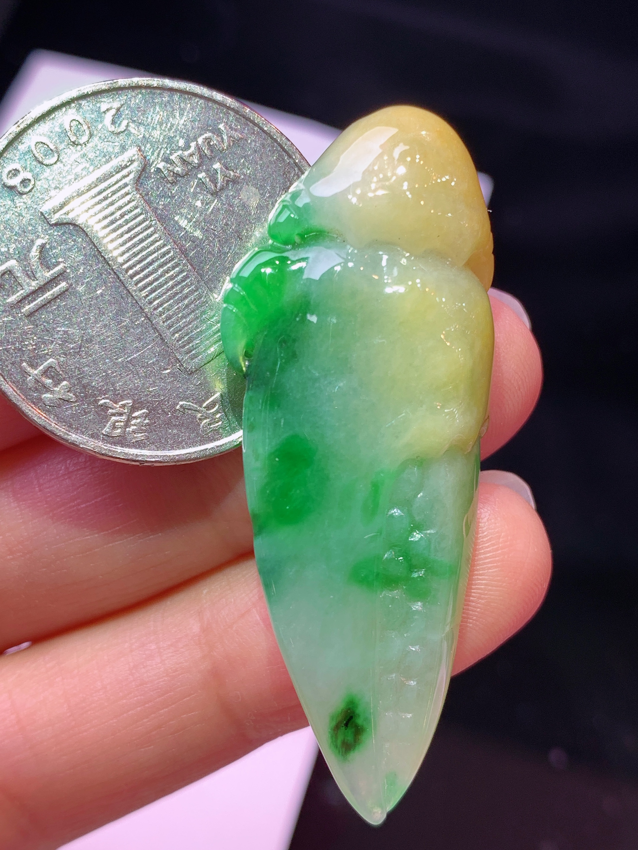 飘黄绿翡蟹钳吊坠 玉质细腻 色泽艳丽清新 水润亮眼 整体尺寸44.8*17.8*7.6w1