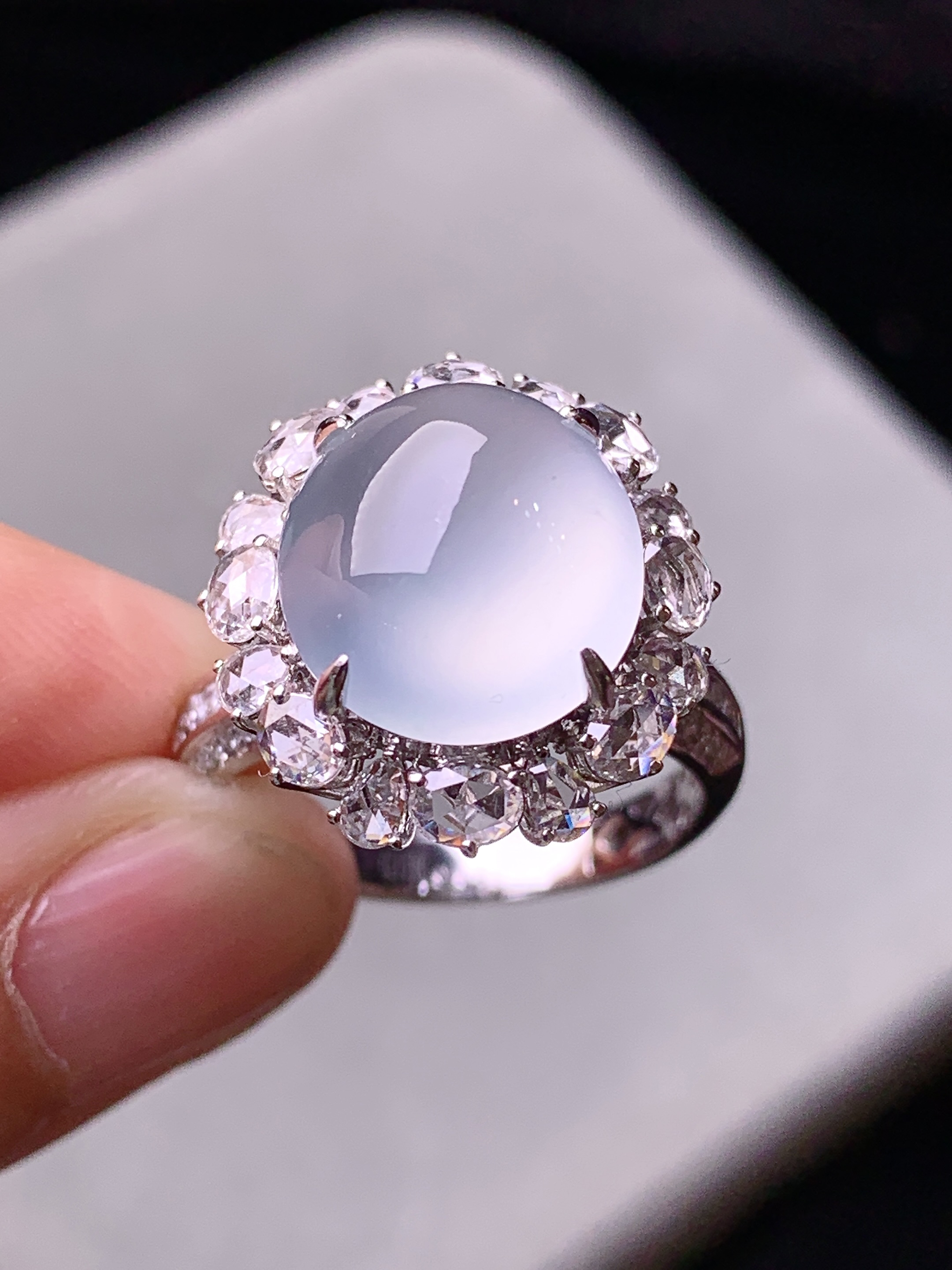 18k金钻镶嵌冰种蛋面戒指 玉质细腻 色泽艳丽清新 水润亮眼 圈口14.5 整体尺寸18*16.5*11.6m3