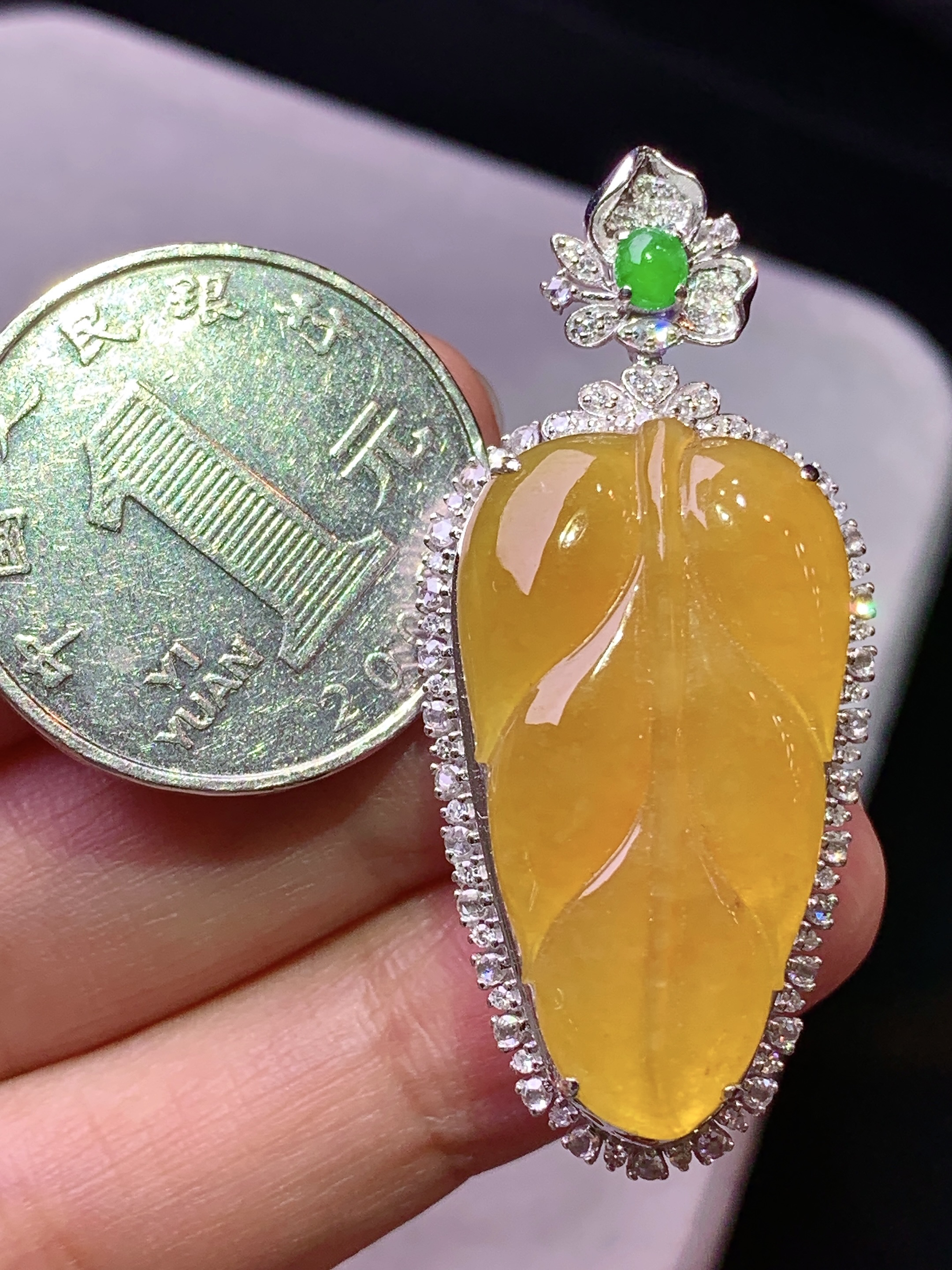 18k金钻镶嵌黄翡树叶吊坠 玉质细腻 色泽艳丽清新 水润亮眼 整体尺寸44*20*11a1