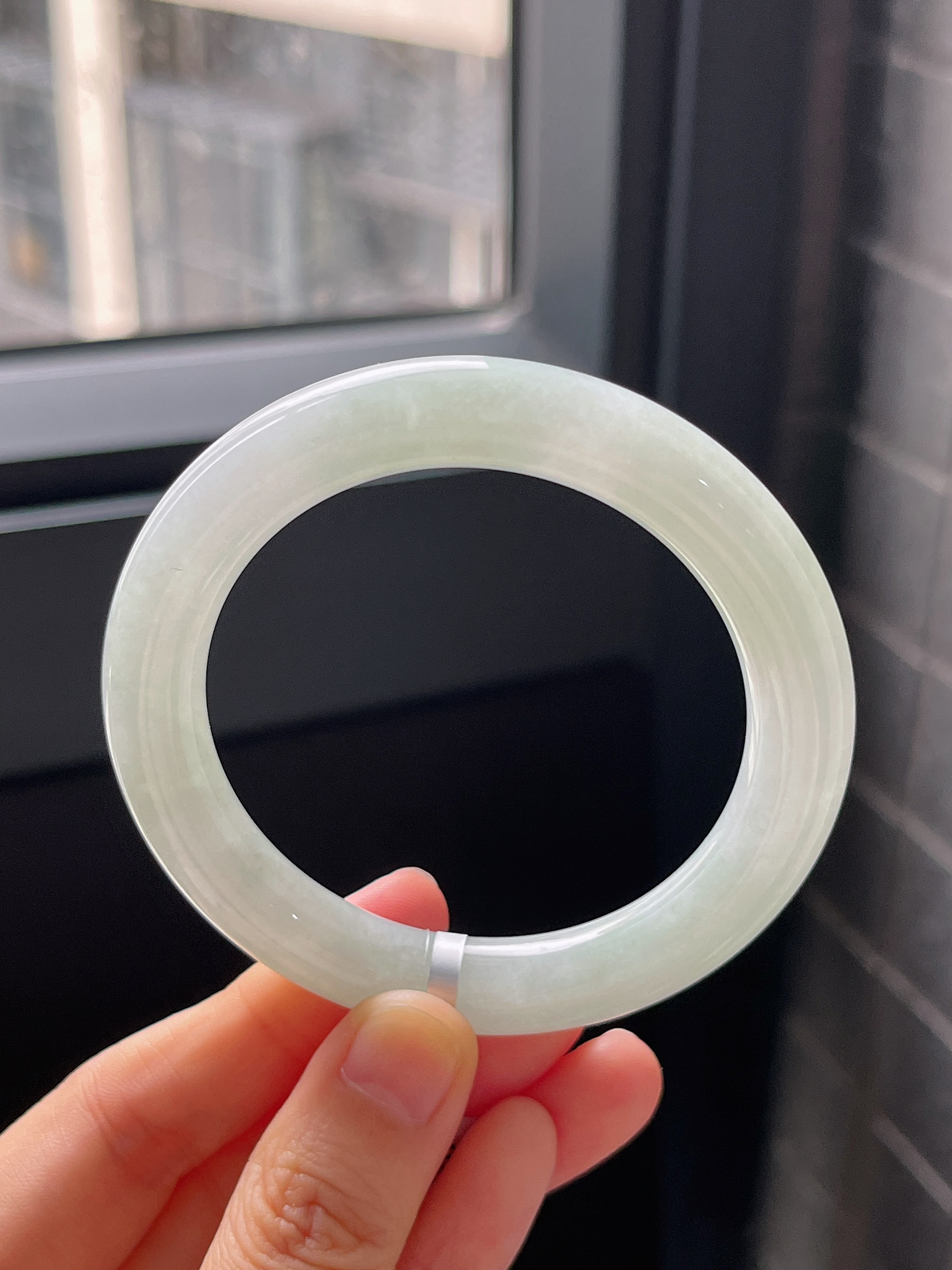 圆镯52.4圈口，翡翠冰糯种浅绿色手镯