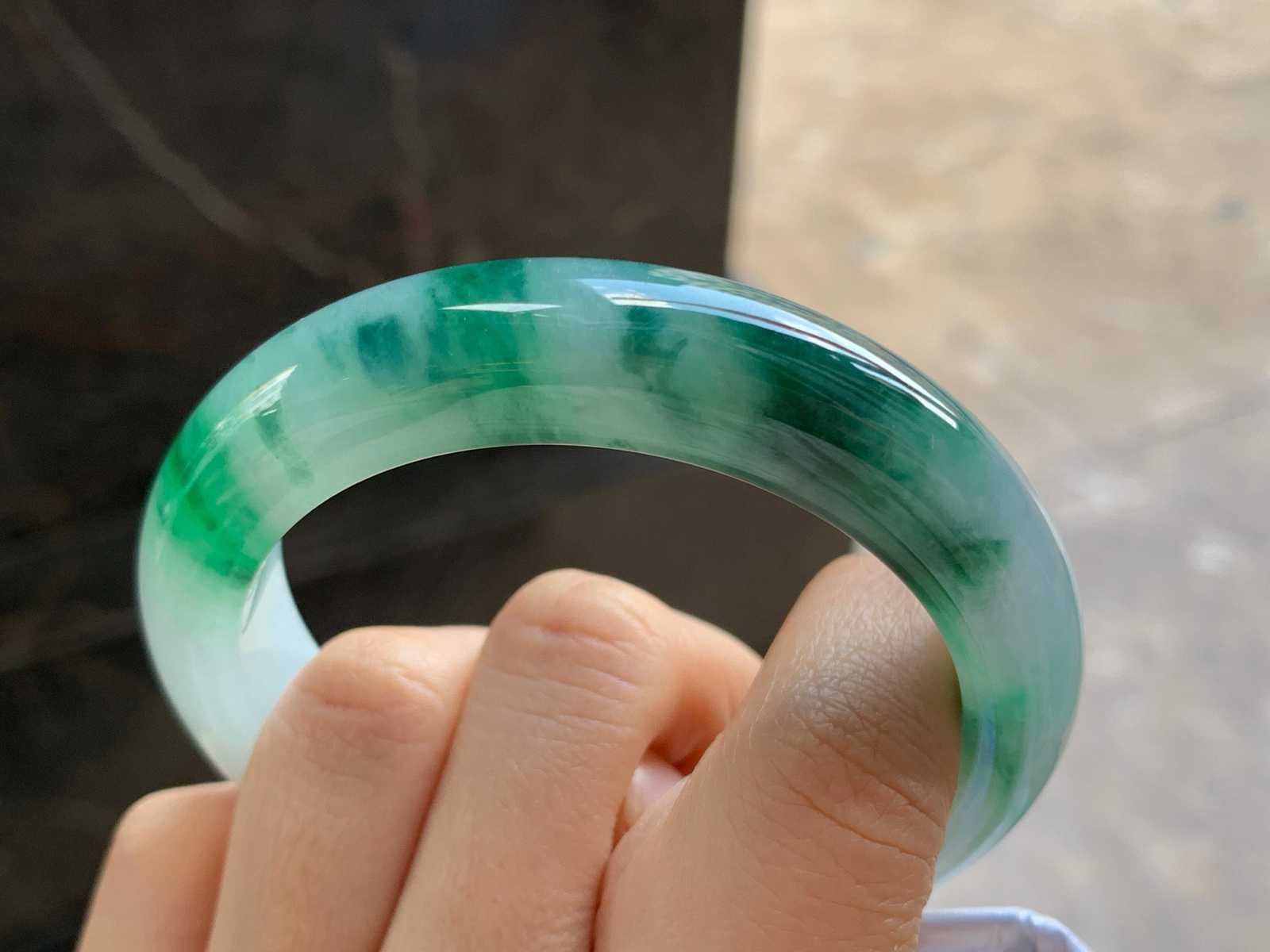 55-13.2-9.3

绿色手镯^_^鲜艳 玉质细腻