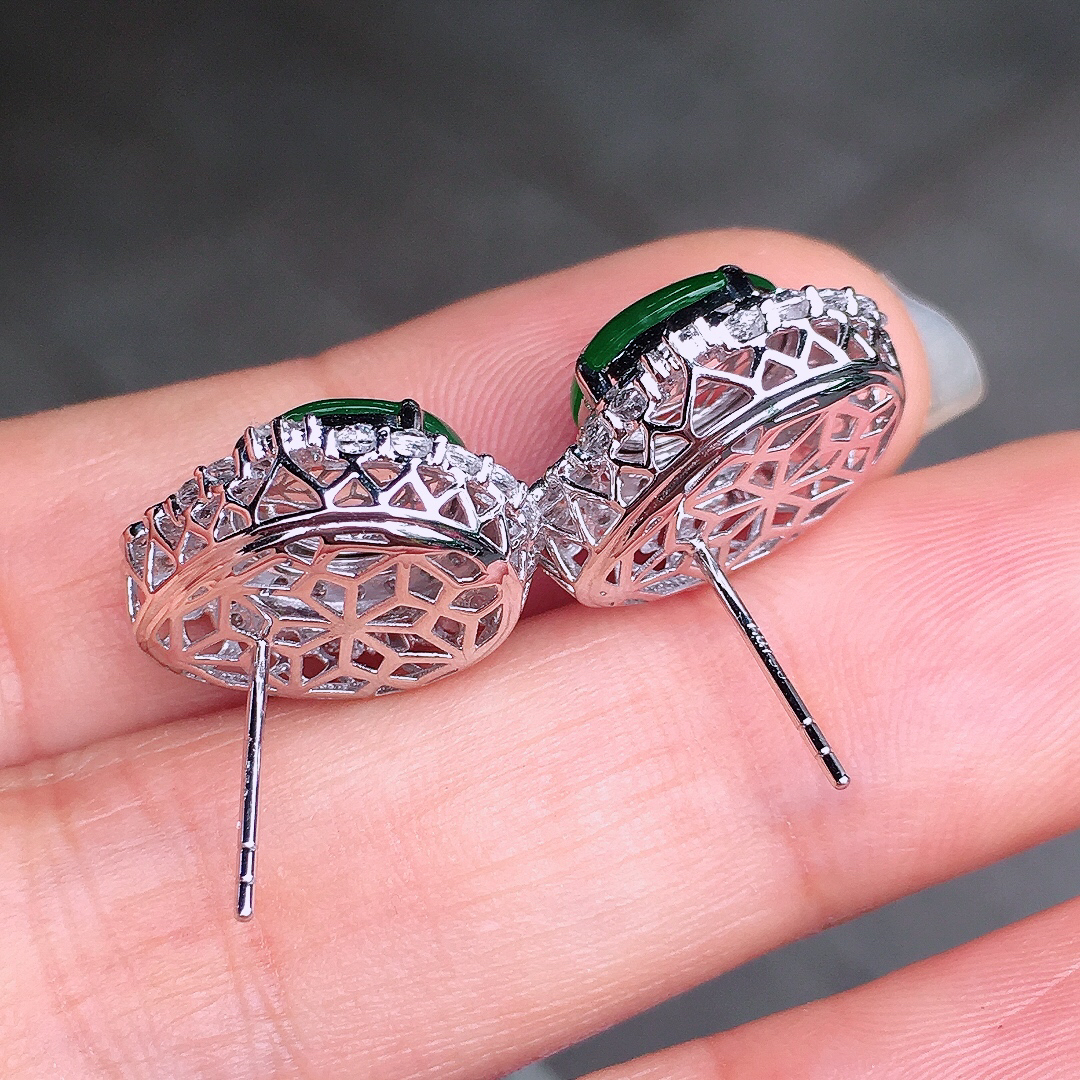 阳绿蛋面耳钉，色泽均匀艳丽，玉质细腻，荧光感超
强，饱满圆润，尽显优雅气质，18k
金豪华镶嵌