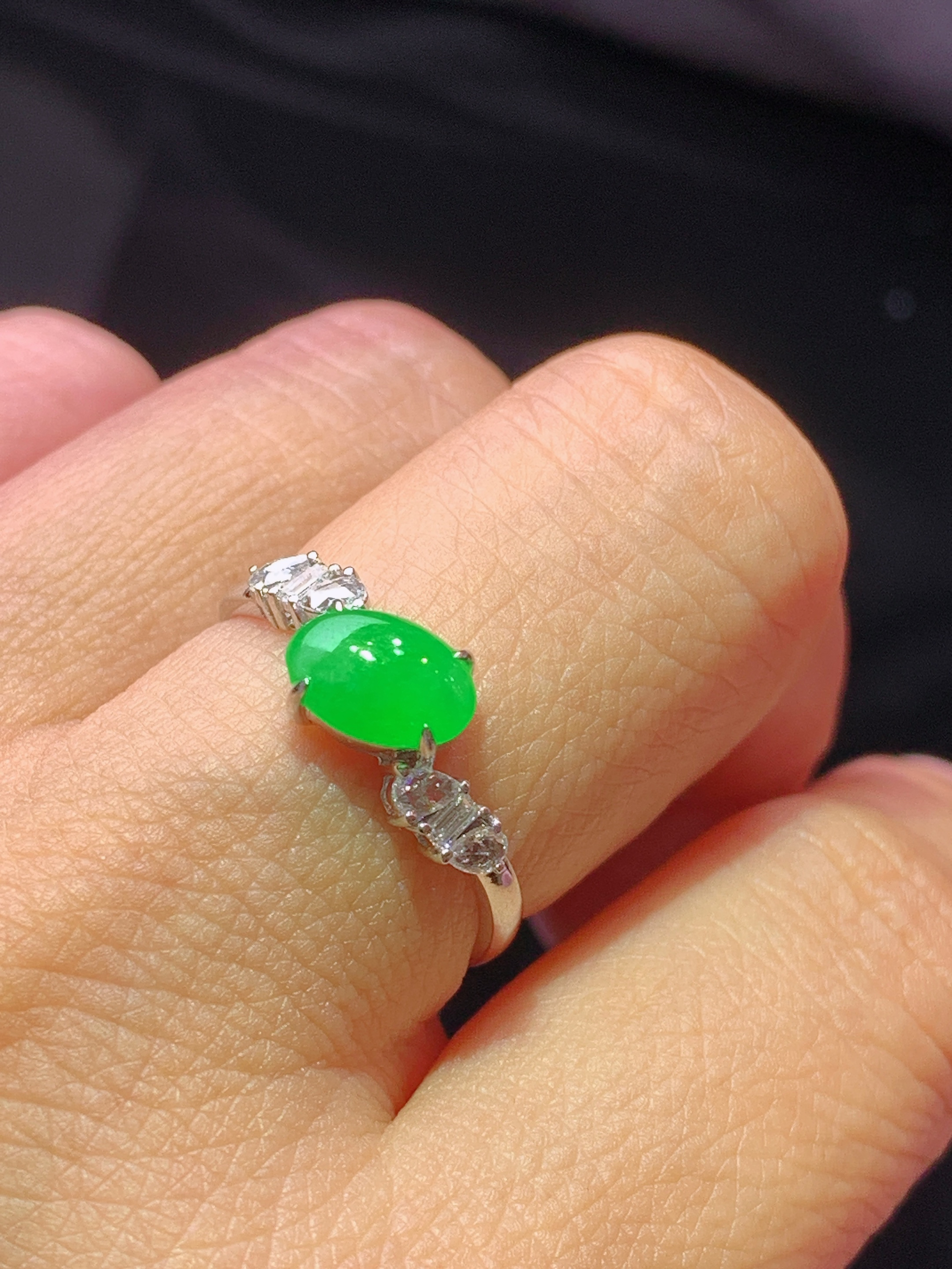 18k金钻镶嵌满绿蛋面戒指 玉质细腻 色泽艳丽清新 水润亮眼 圈口14.5 裸石尺寸7.6*5.3*2.3m3