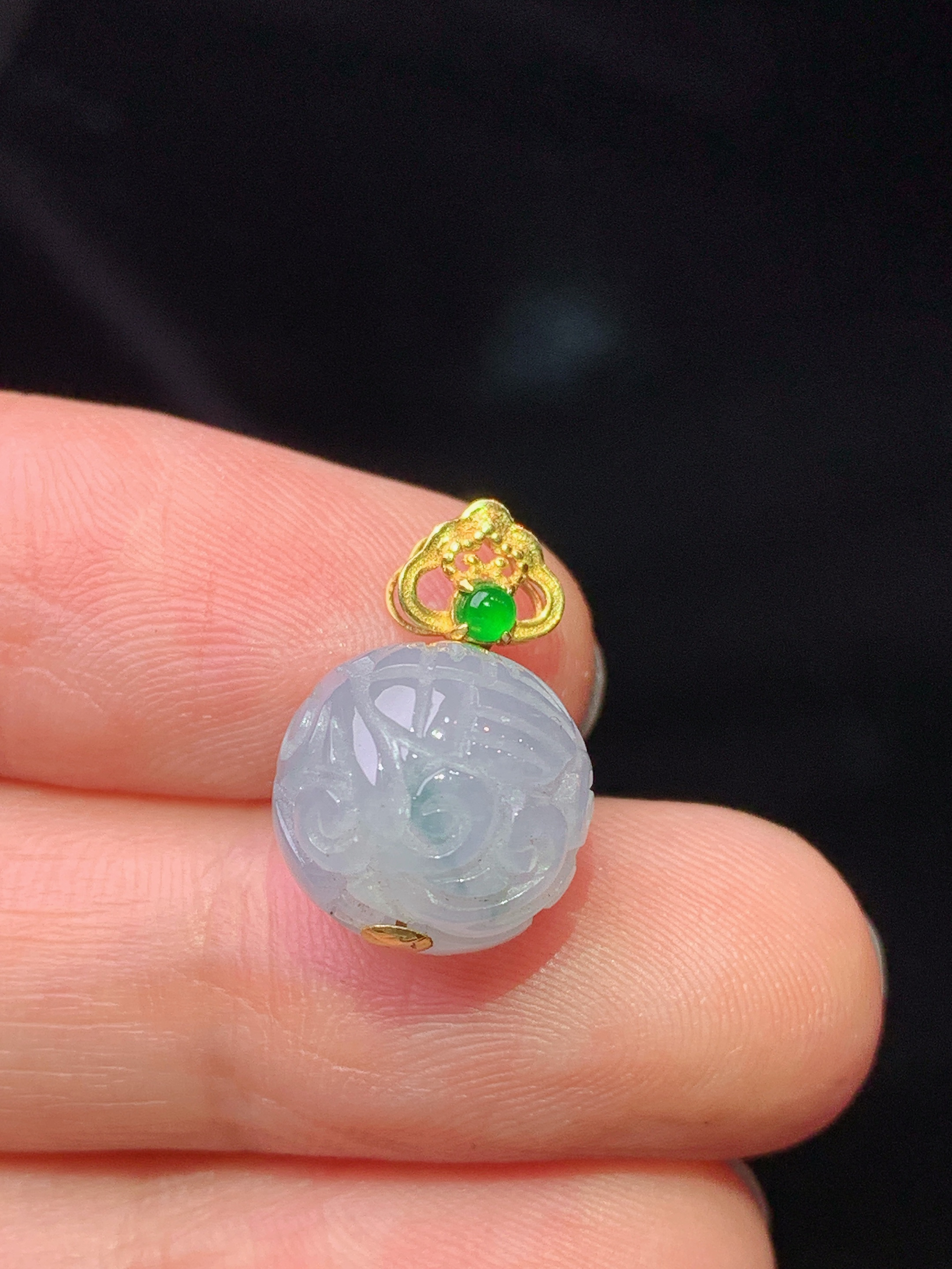 18k金镶嵌飘绿圆珠吊坠 玉质细腻 色泽艳丽清新 水润亮眼 整体尺寸16.7*11.2*2x