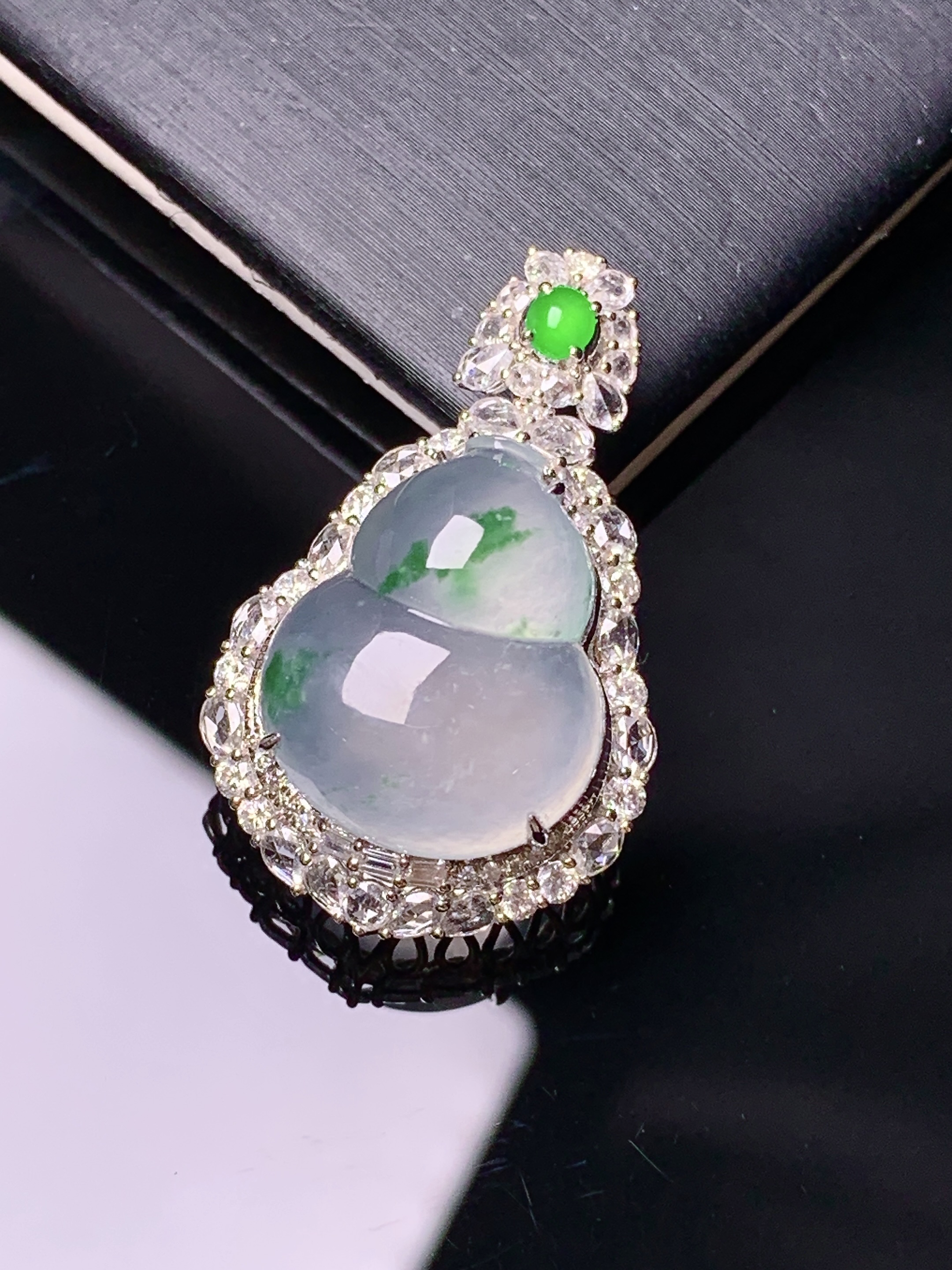 18k金钻镶嵌飘绿葫芦吊坠 玉质细腻 色泽艳丽清新 水润亮眼 整体尺寸31.2*19*12.3t1