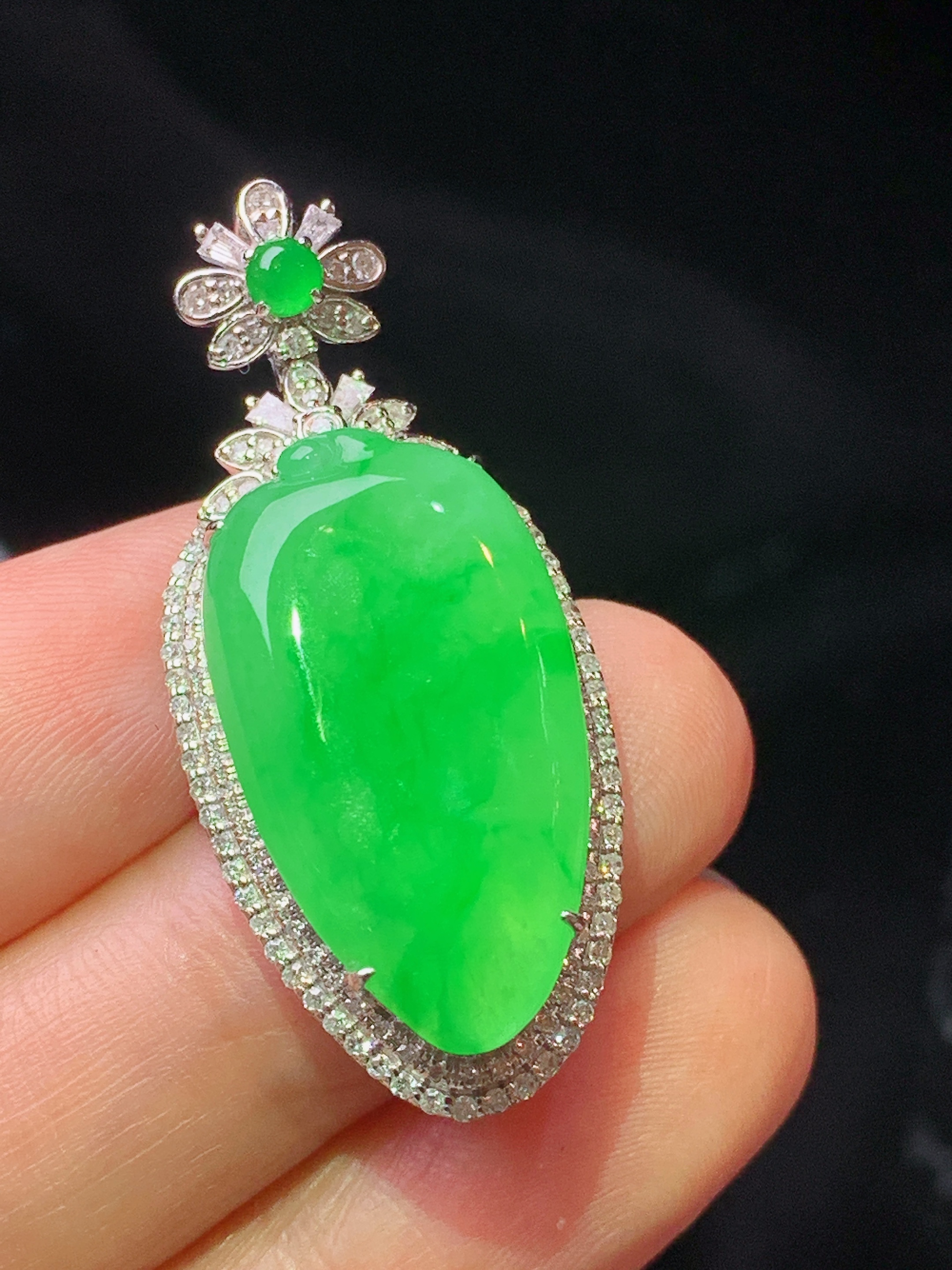 18k金钻镶嵌翠绿福瓜吊坠 玉质细腻 色泽艳丽清新 水润亮眼 整体尺寸38.3*16.5*9.6L1