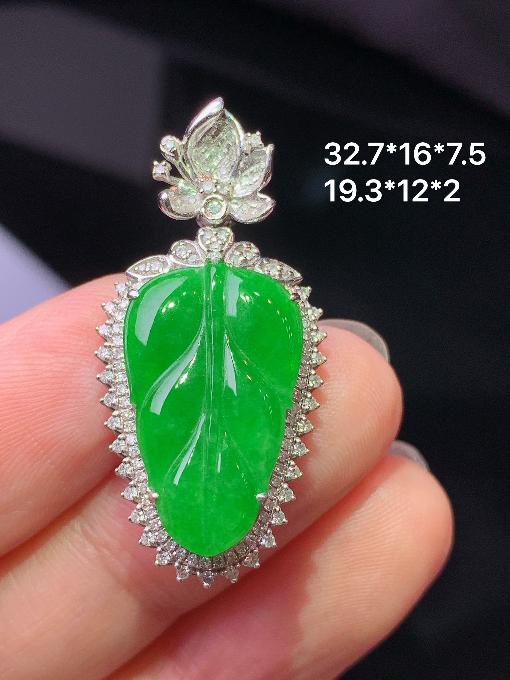 18k金钻镶嵌满绿树叶吊坠 玉质细腻 色泽艳丽清新 水润亮眼 整体尺寸32.7*16*7.6g2