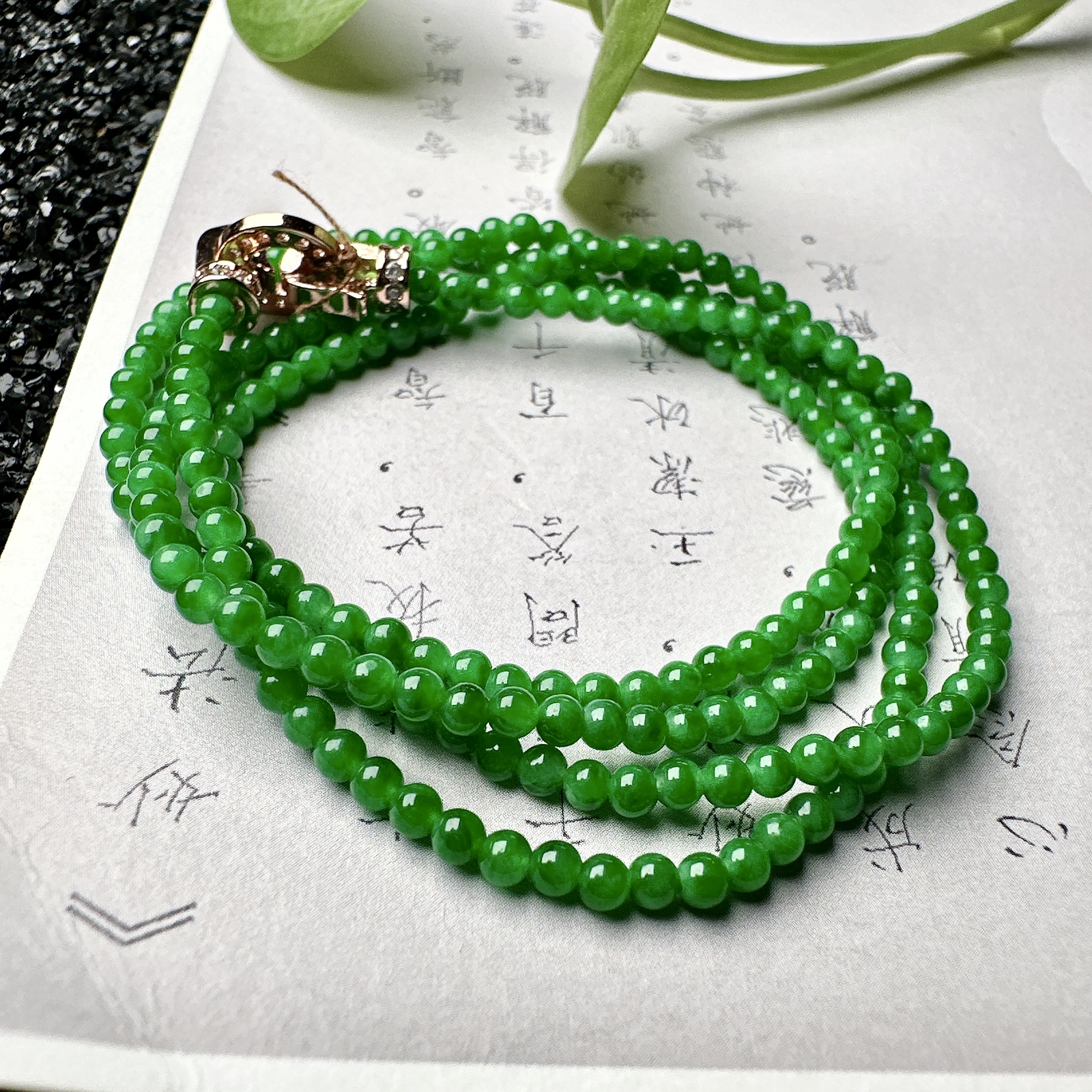 【冰种满绿小米珠手串】冰阳绿色泽，质地细腻，光感很好，色泽娇艳纯正。完整度很不错。