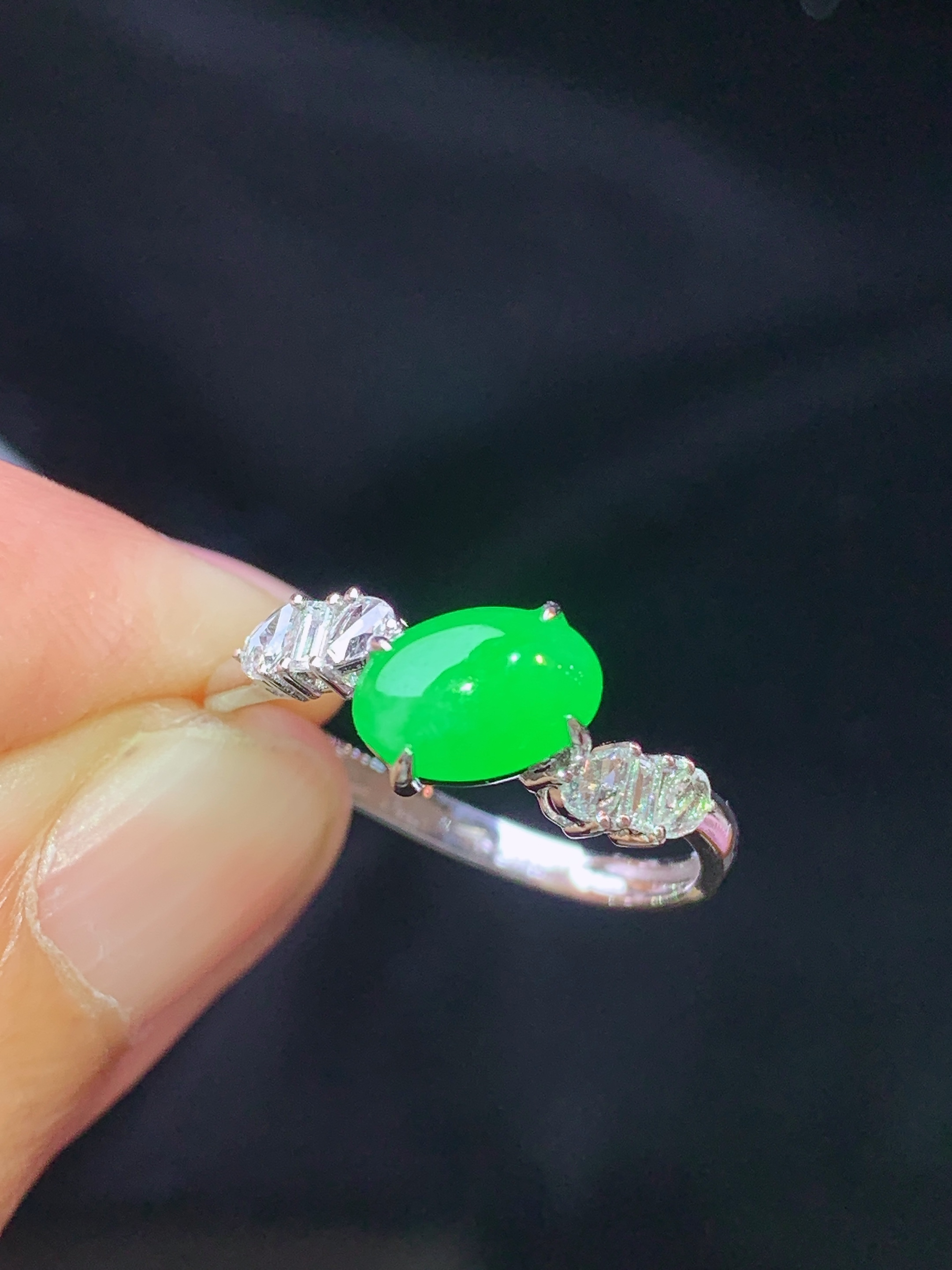 18k金钻镶嵌满绿蛋面戒指 玉质细腻 色泽艳丽清新 水润亮眼 圈口14.5 裸石尺寸7.6*5.3*2.3m3