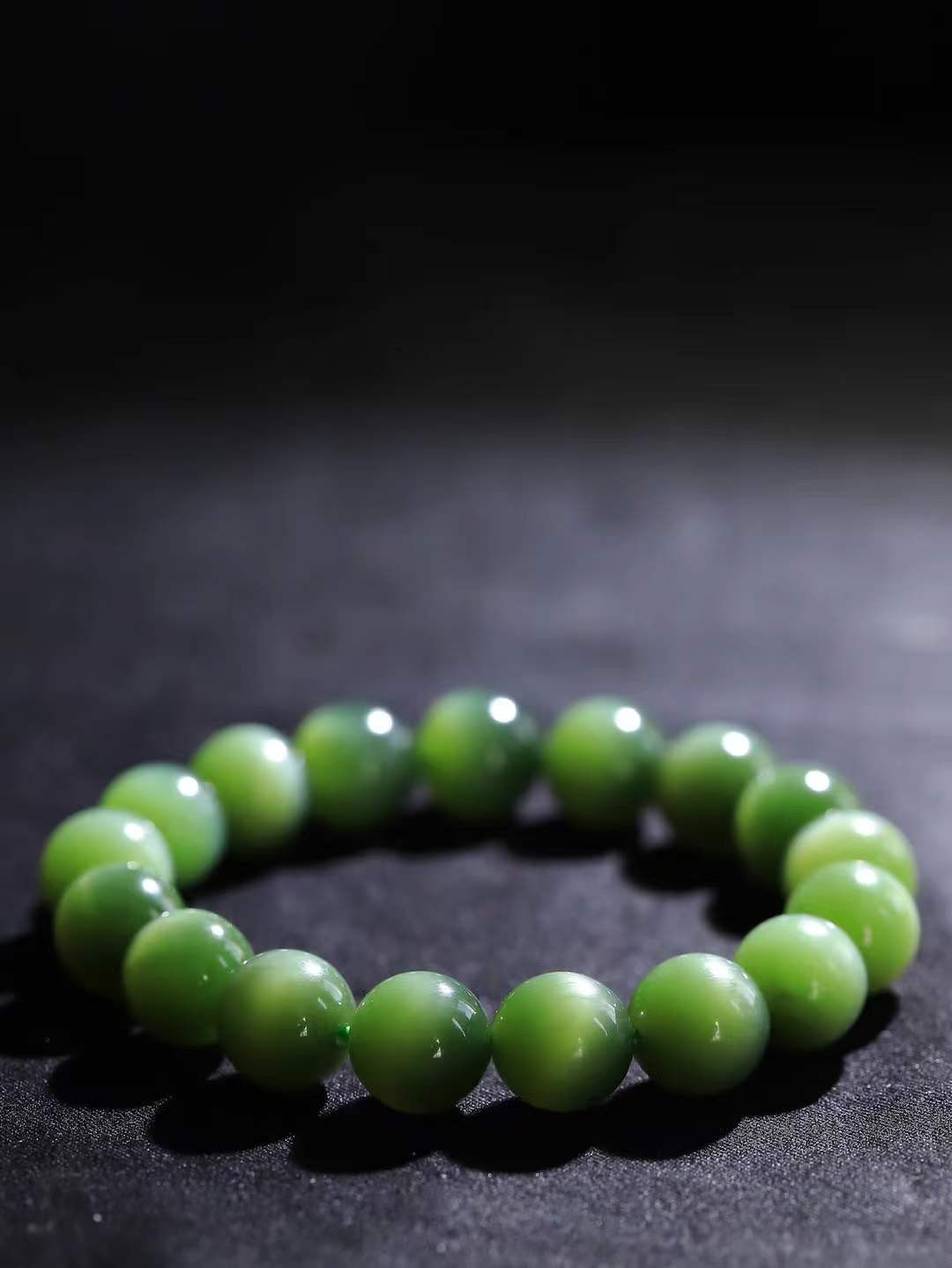 （猫眼手串）

精品和田玉碧玉猫眼圆珠手串 质地温润灵动 猫眼儿般的光中，有波光潋滟，也有梦幻清韵。行走于市井的喧嚣，相顾不言，便得清欢。重44.4克 尺寸取一11.7mmFDA-2340352