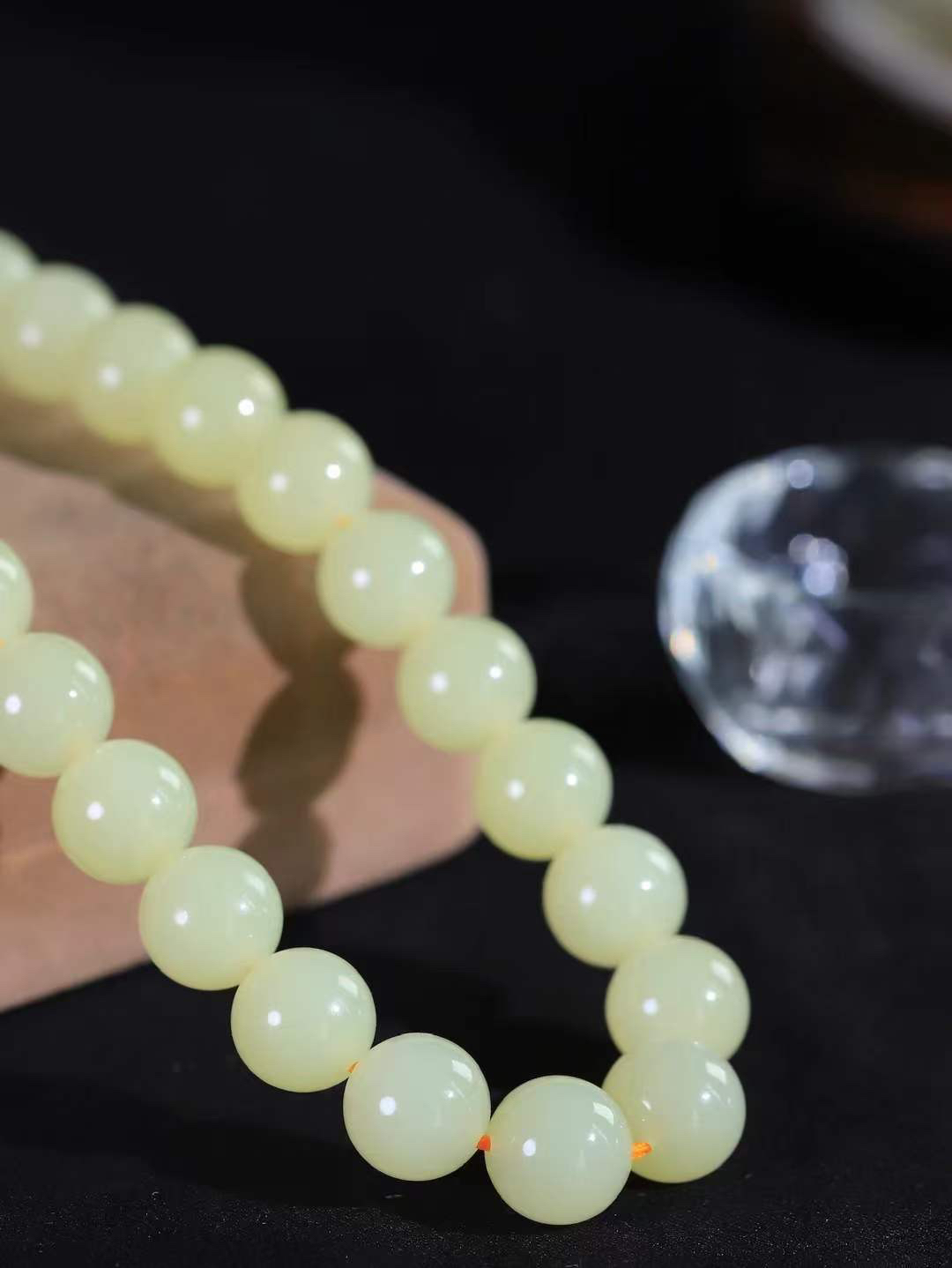 【珠圆玉润.项链】

精品和田玉黄口珠圆玉润项链 玉质细腻油润 饱满光滑 质朴无华，悠远简单，人心境界远，百世修炼深，心灵常驻善意持，觉悟人生百世修。重107.2克 尺寸取一12mm  FDL-2240522