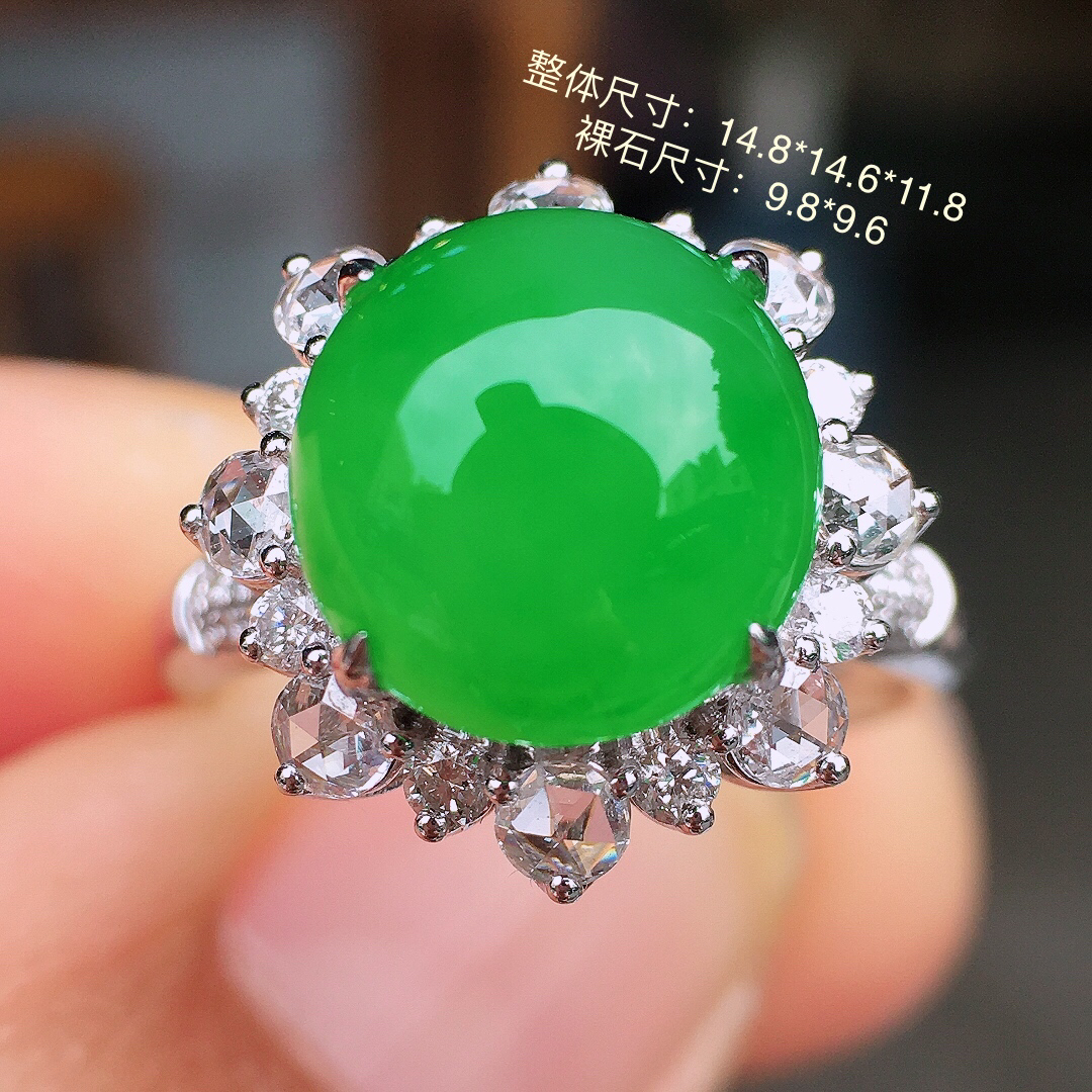 阳绿蛋面戒指，色泽均匀艳丽，玉质细腻，荧光感超
强，饱满圆润，尽显优雅气质，18k
金豪华镶嵌