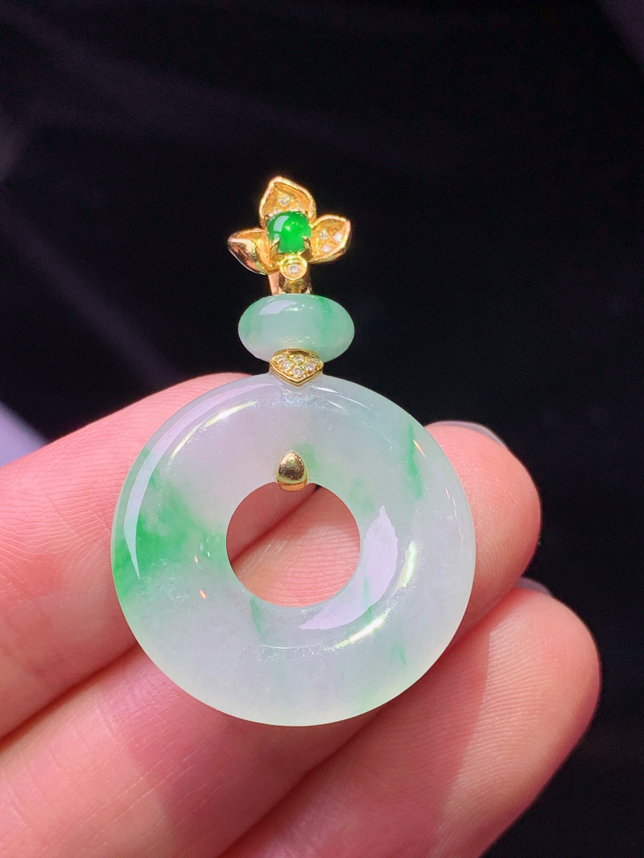 18k金钻镶嵌飘绿平安环吊坠 玉质细腻 色泽艳丽清新 水润亮眼 整体尺寸34.5*22.2*3.7b1