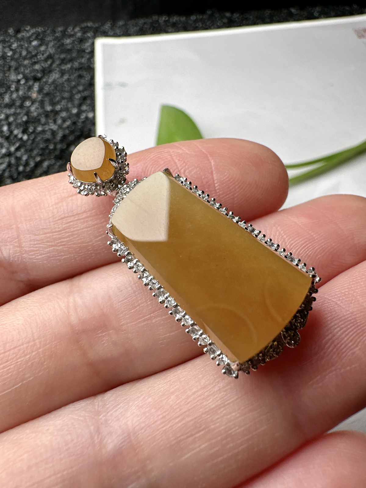 【冰种黄翡无事牌吊坠】质地细腻，冰润通透，晶莹闪亮。收藏品质，18k金钻镶嵌，裸石尺寸22.2*12*3.8毫米