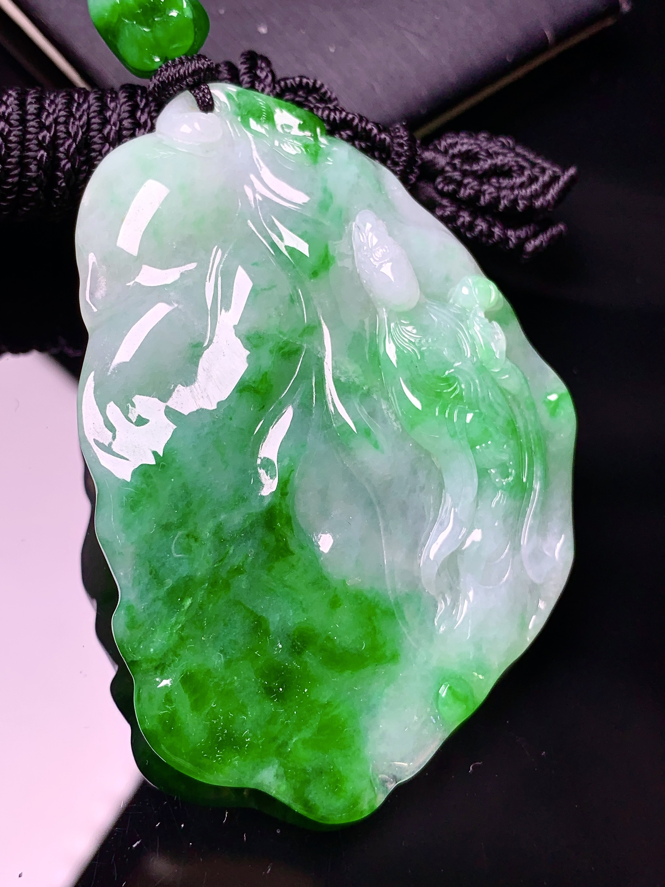 飘绿观音菩萨吊坠 玉质细腻 色泽艳丽清新 水润亮眼 整体尺寸65.7*45.2*8.8w1