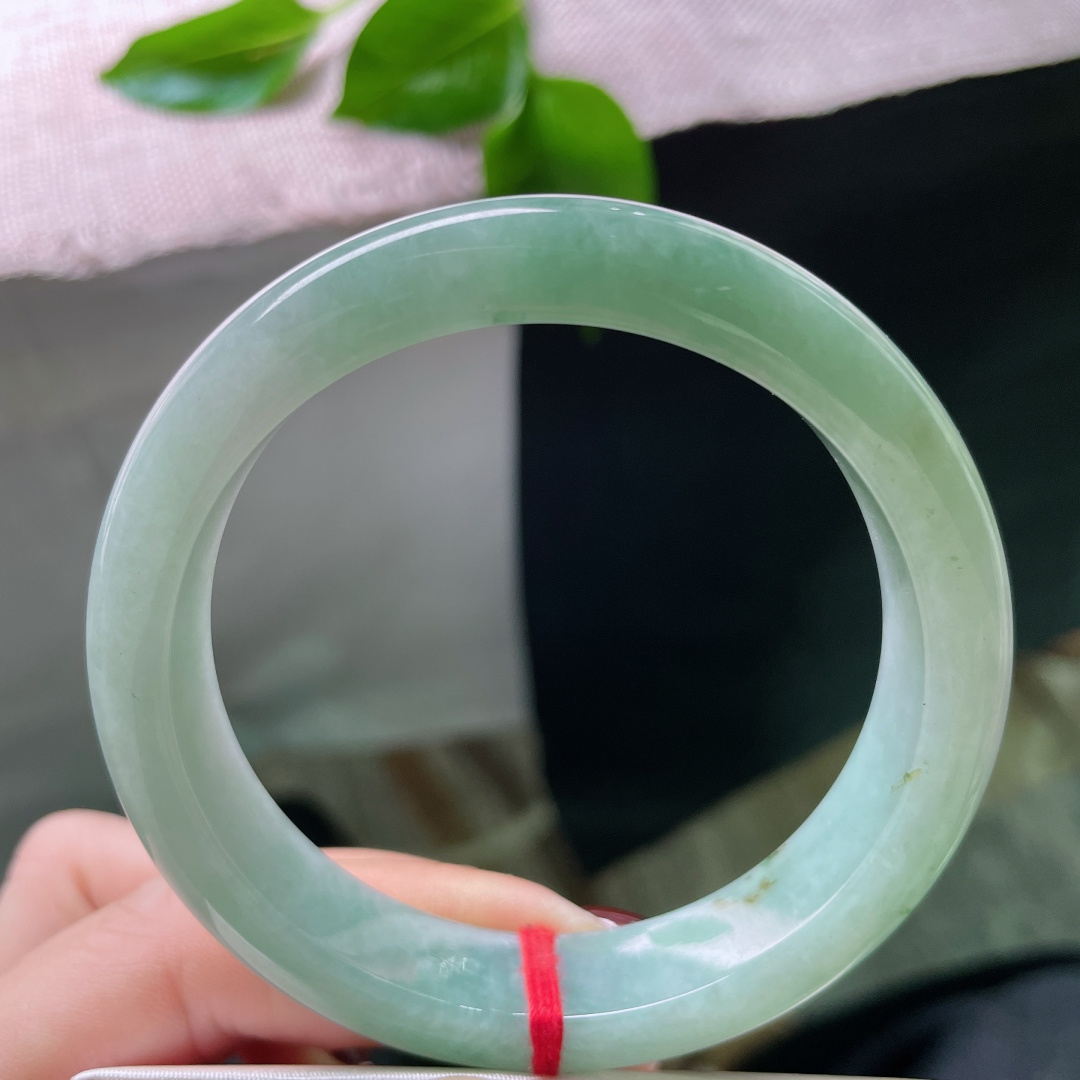 56.8/12.3/8，绿底正圈，似江南煙雨沁入骨，清淺卻入魂。一点皮纹不显，ss47917a