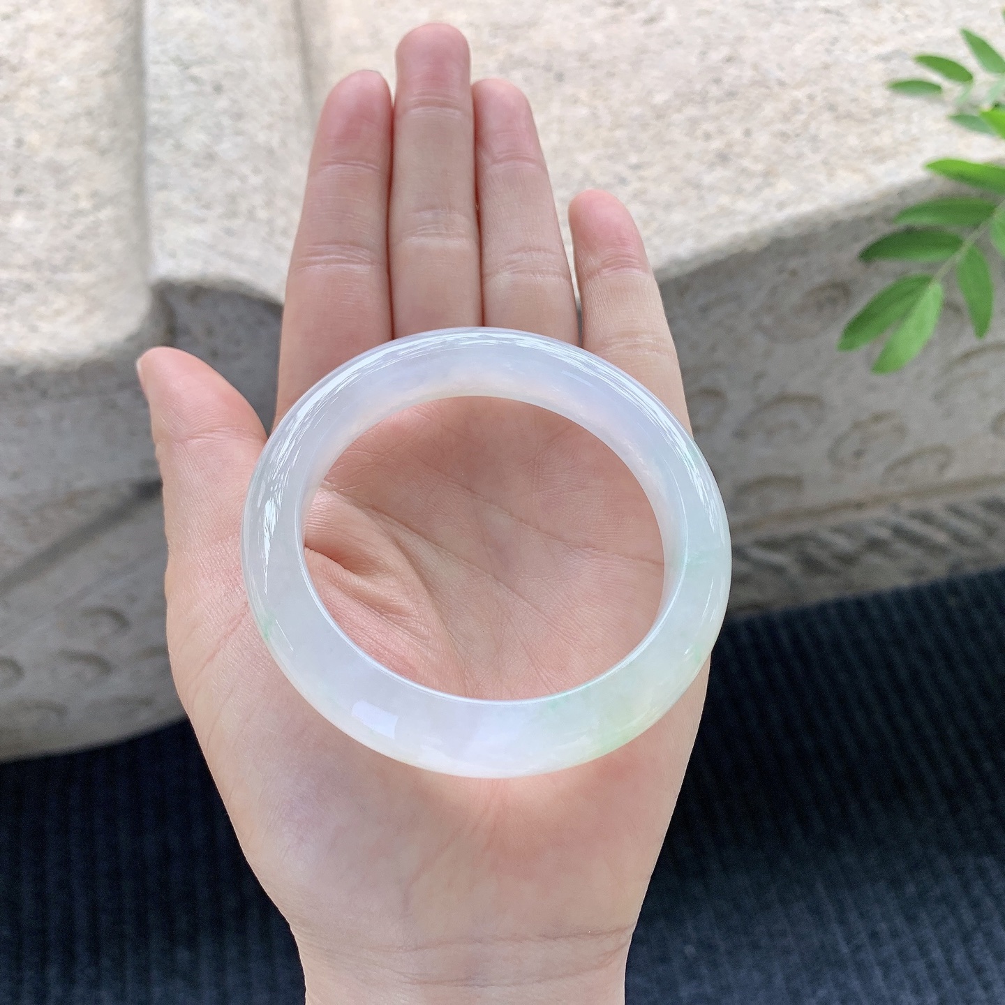 正圈52 53【圈口】53.3/12/8.6【】【编码】HT120501【描述】冰黄加绿，清透，水润，种老，细腻，无裂纹