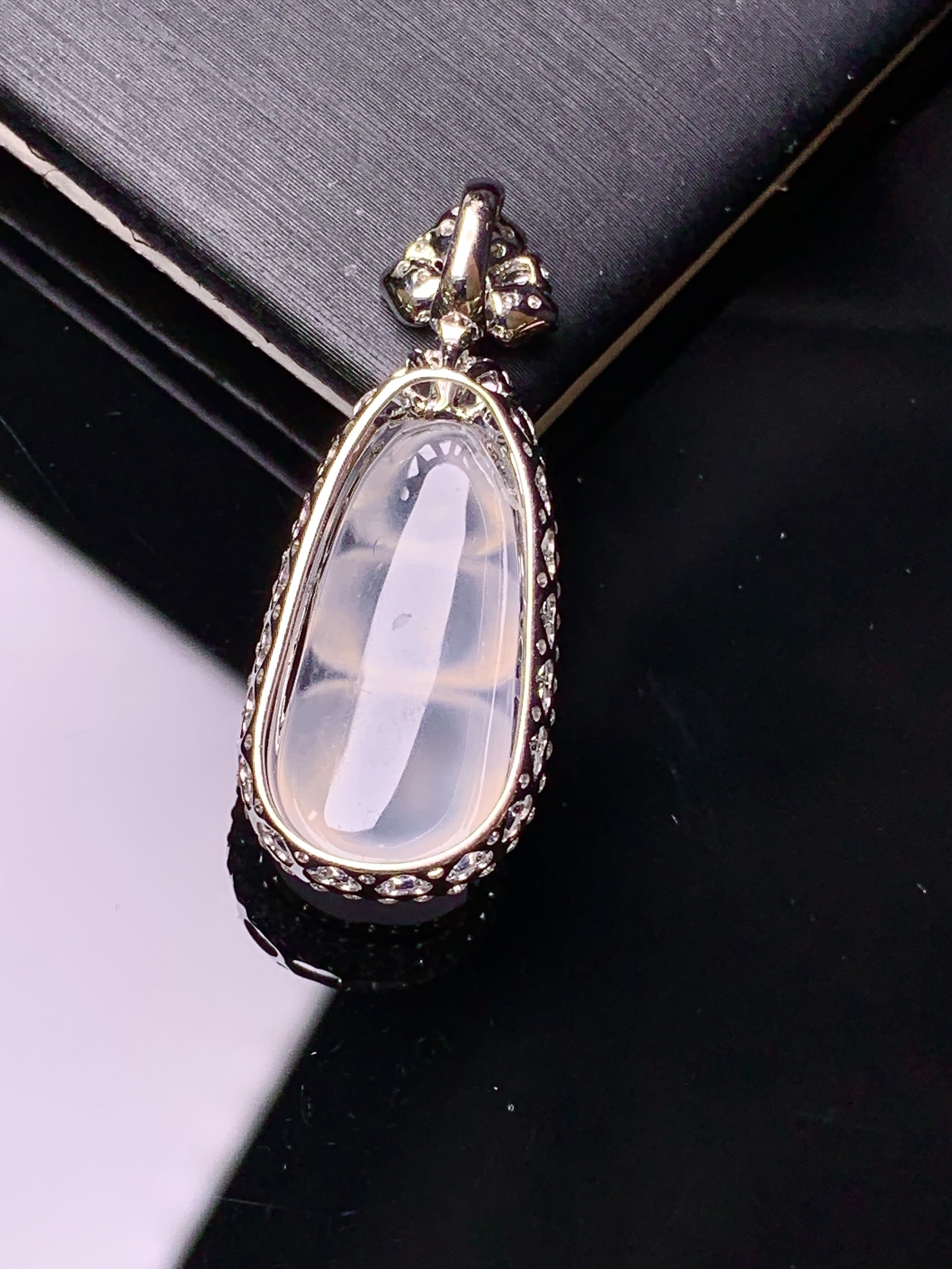 18k金钻镶嵌冰种四季豆吊坠 玉质细腻 色泽艳丽清新 水润亮眼 整体尺寸31*12.6*7.8f3