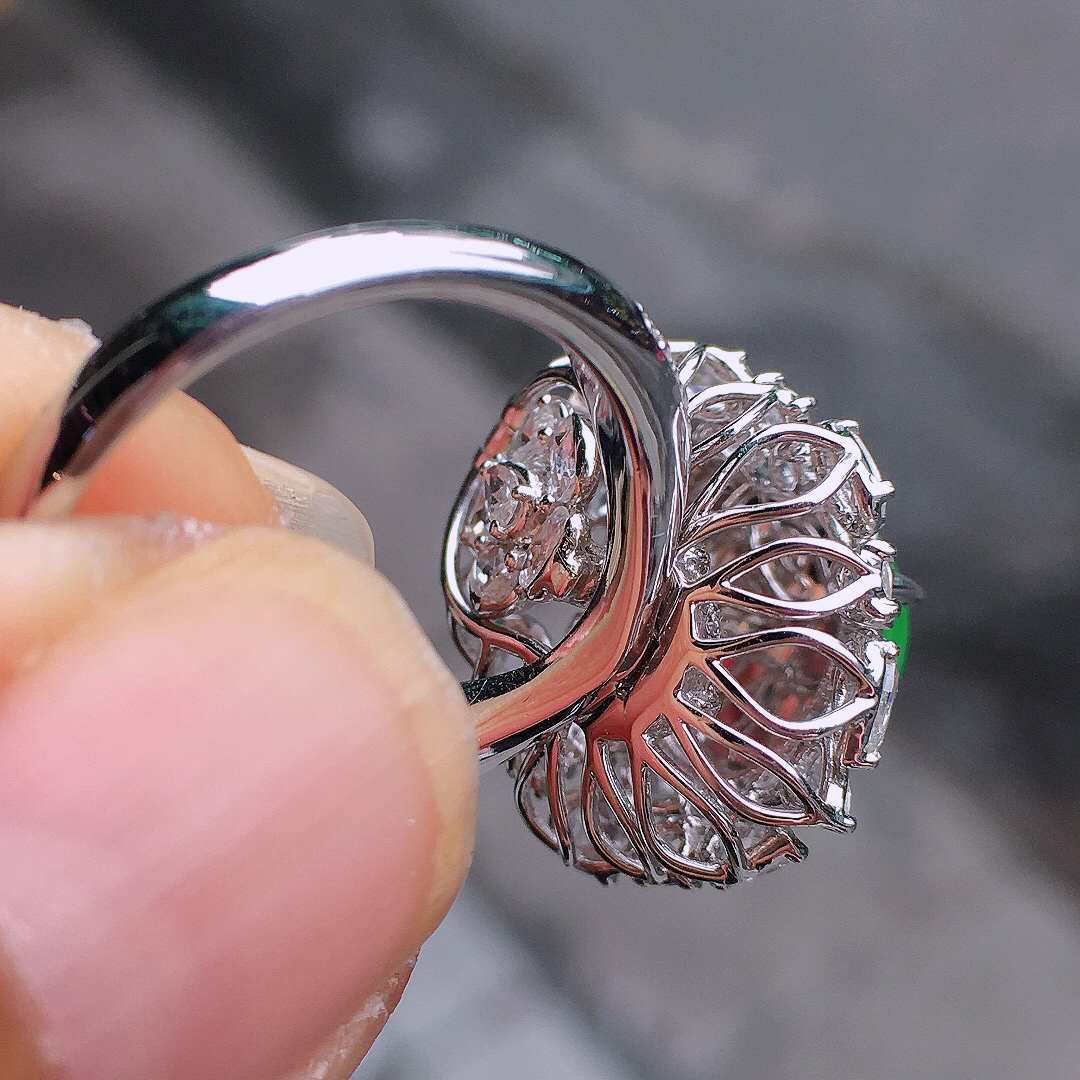 阳绿葫芦戒指/吊坠两用款，色泽均匀艳丽，玉质细腻，荧光感超
强，饱满圆润，尽显优雅气质，18k
金豪华镶嵌