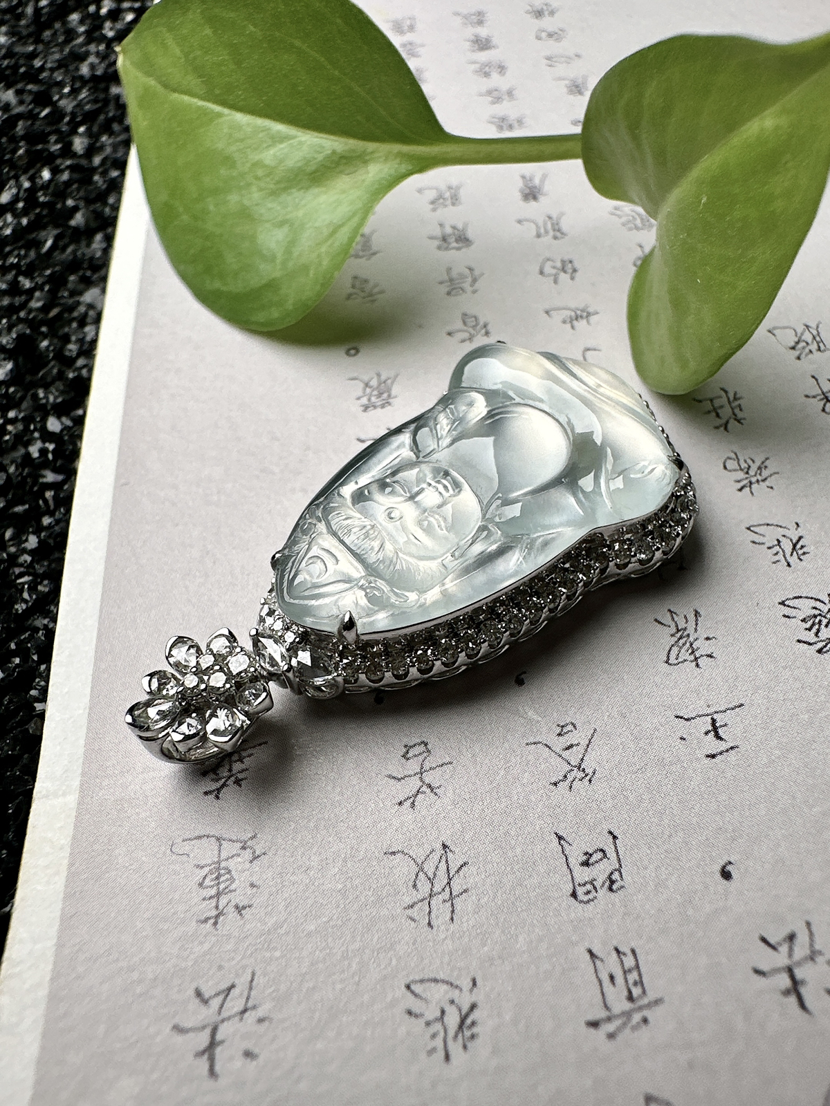 【冰种宝宝观音吊坠】种水上乘，晶莹剔透，纯净通透，莹光感很强，18k金钻镶嵌，裸石尺寸25*16*2.8毫米
