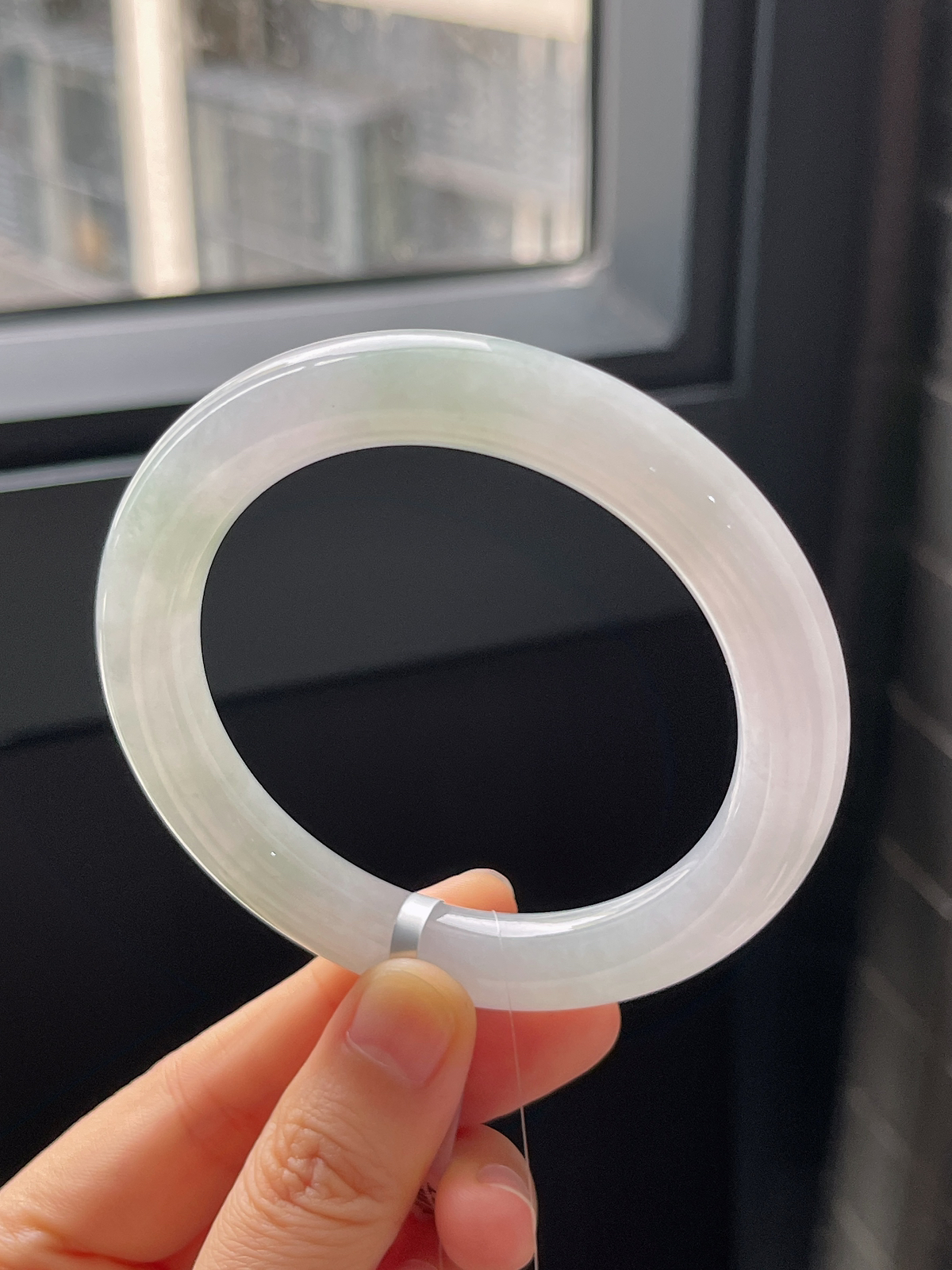 圆镯57圈口，翡翠冰糯种淡绿色手镯