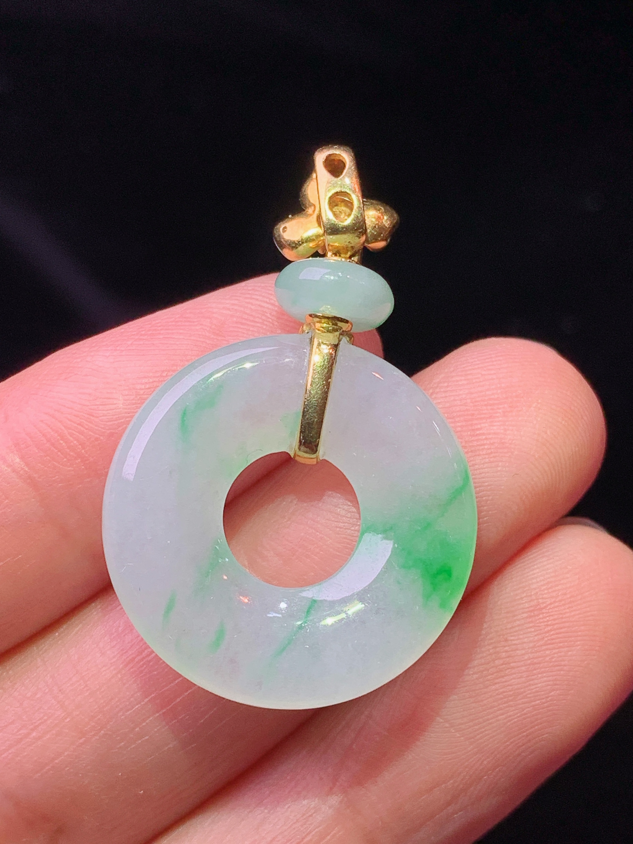 18k金钻镶嵌飘绿平安环吊坠 玉质细腻 色泽艳丽清新 水润亮眼 整体尺寸34.5*22.2*3.7b1