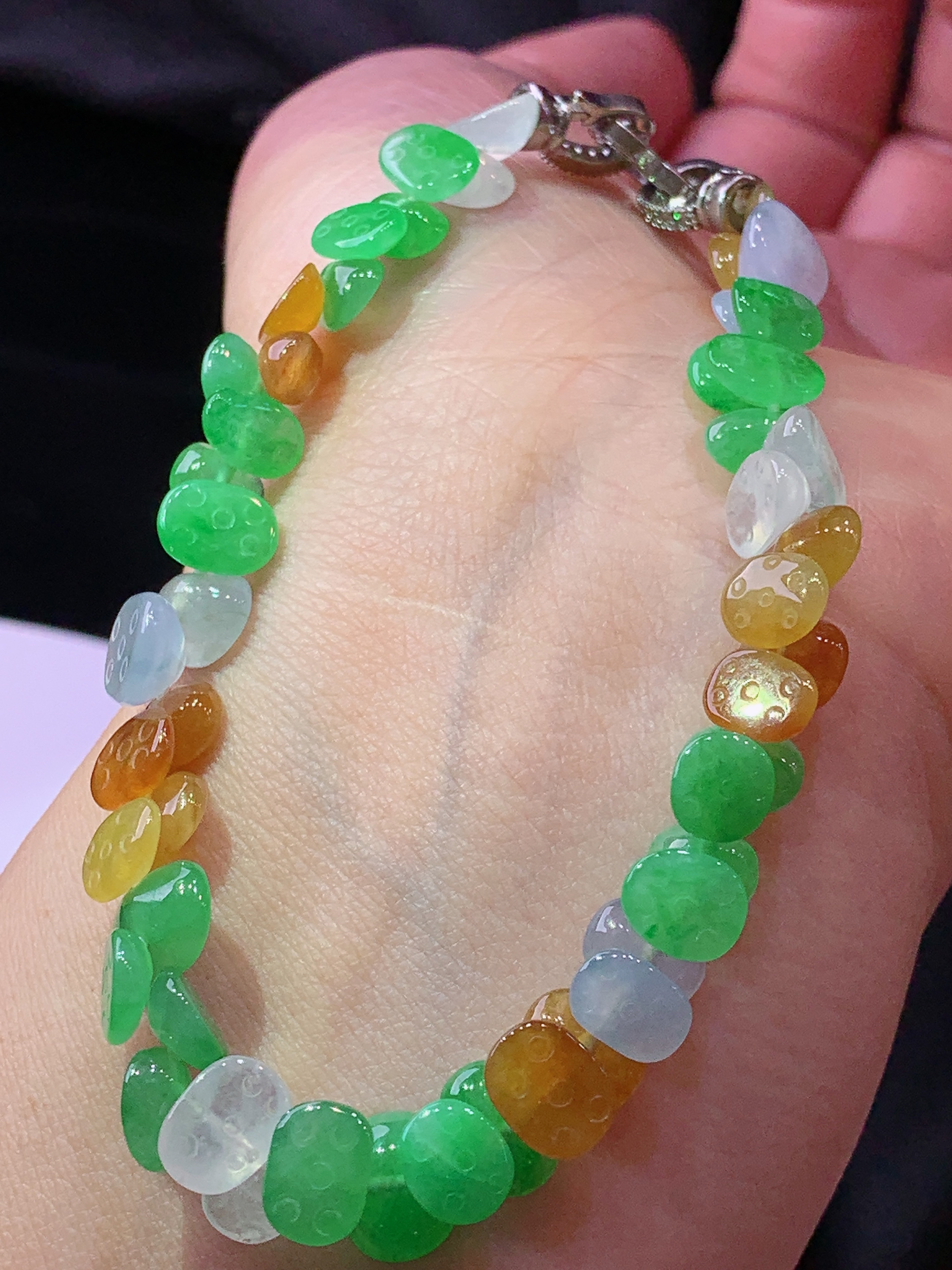 多彩莲蓬手链 玉质细腻 色泽艳丽清新 水润亮眼 整体尺寸8.6*6.5*3w1