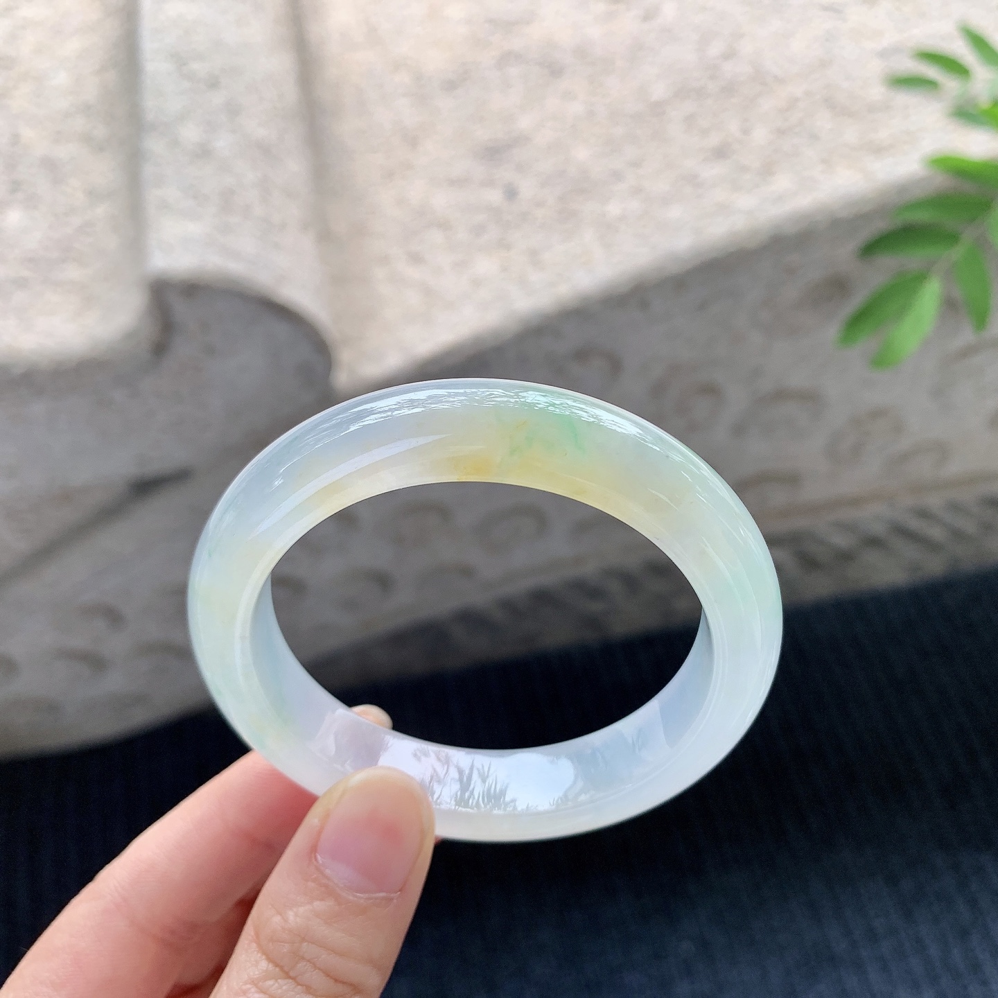 正圈52 53【圈口】53.3/12/8.6【】【编码】HT120501【描述】冰黄加绿，清透，水润，种老，细腻，无裂纹