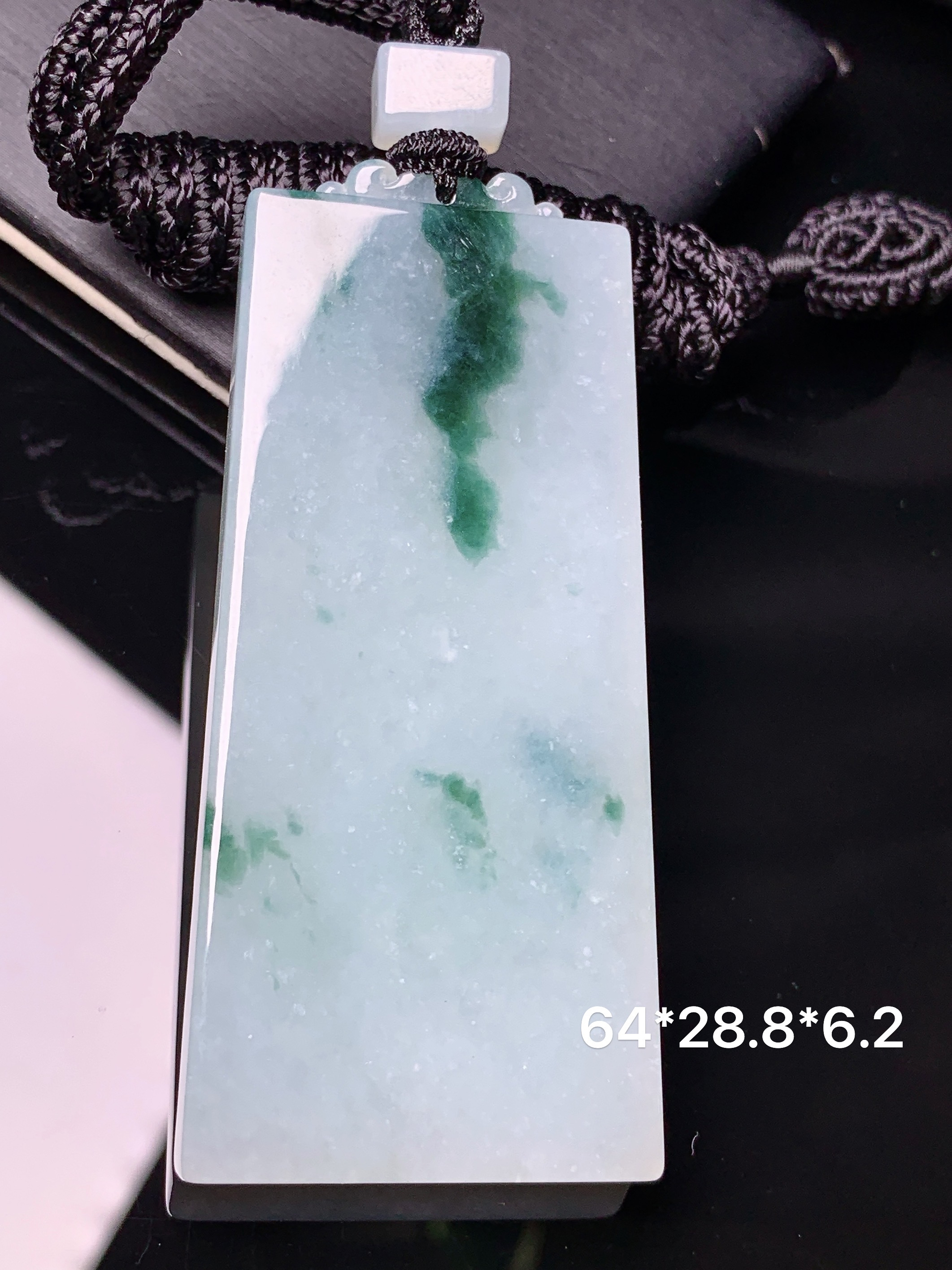 飘绿无事牌吊坠 玉质细腻 色泽艳丽清新 水润亮眼 整体尺寸64*28.8*6.2L1