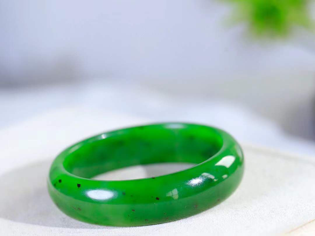 【悠悠芳华.镯】

精品和田玉碧玉手镯 玉质温润 青葱岁月，尽收腕中，婉转流畅，凝岁月悠长。盈一眸恬淡，挽一抹绿意。
重64克   内径58mm尺寸16.2-7.5mm   FDL-8640516