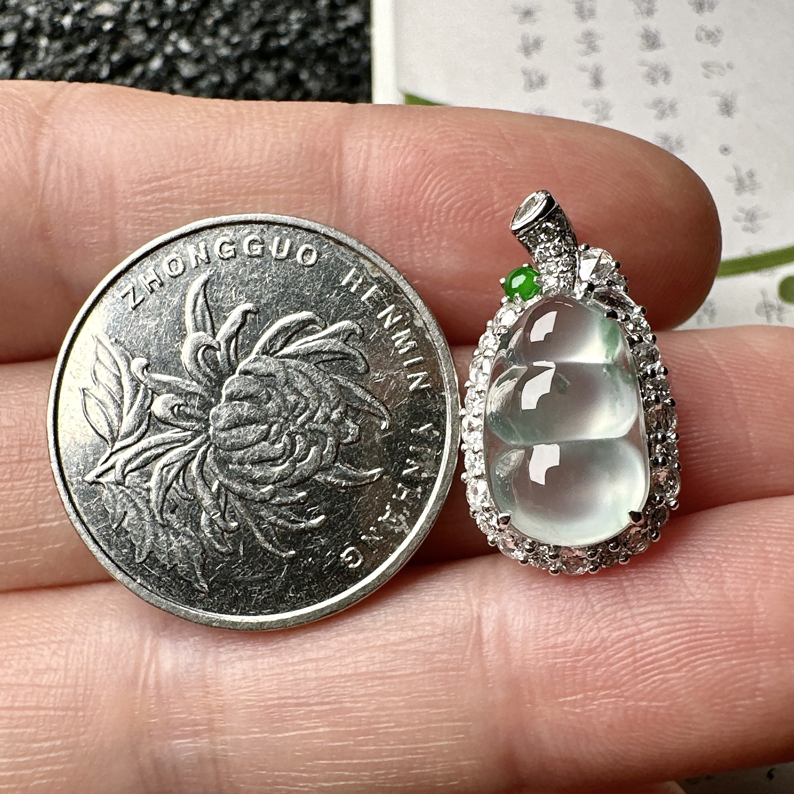 【玻璃种飘花福豆吊坠】种地上乘，冰感十足，通透起光，饱满圆润，收藏品质，18k金钻镶嵌，裸石尺寸14.4*8.7*4.1毫米