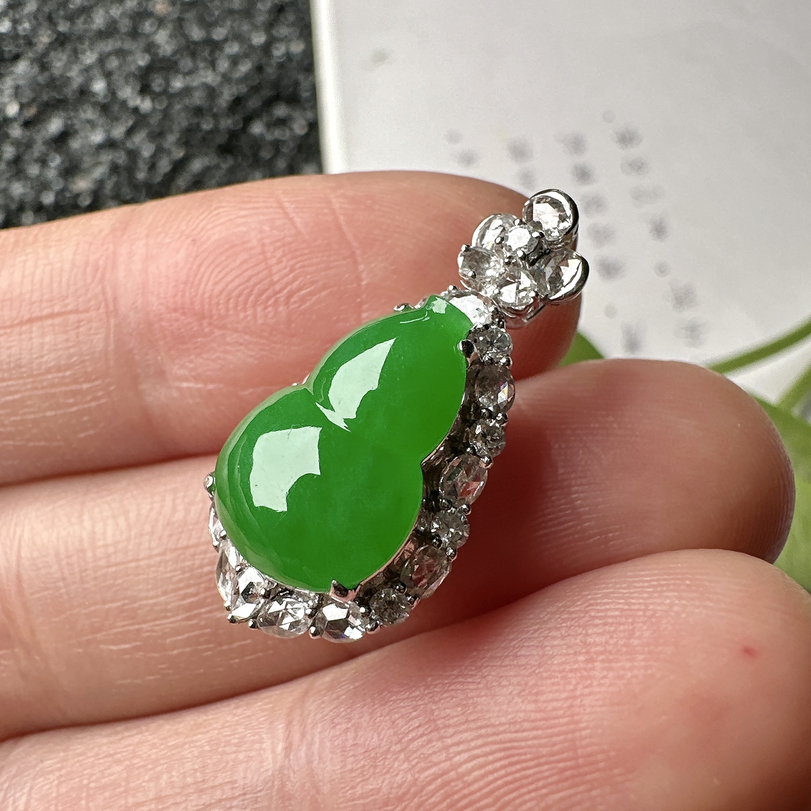 【冰种满绿葫芦吊坠】质地细腻，冰润起光，胶感强烈，冰感明显，18K金钻精美镶嵌，裸石尺寸14.4*9.9*3.4毫米