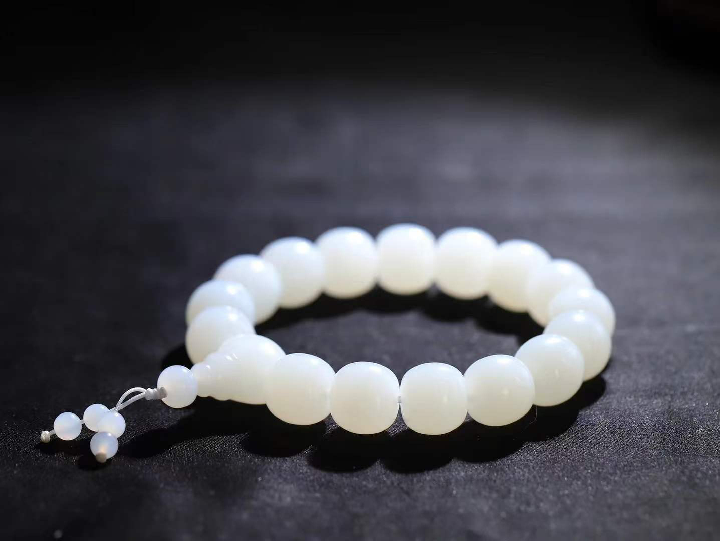 （老型珠.手串）

精品和田玉白玉老型珠手串，玉质细腻油润 饱满光滑 质朴无华，悠远简单，人心境界远，百世修炼深，心灵常驻善意持，觉悟人生百世修。重59.6克    尺寸取一11.8-12.8mm    1040300A