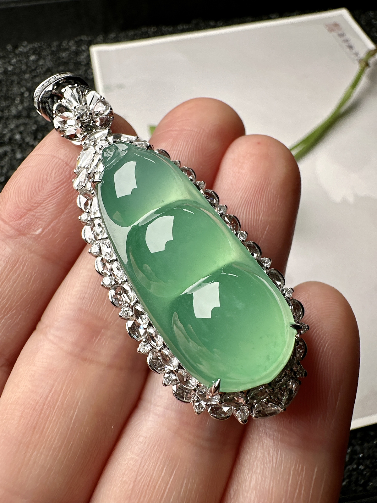 【冰种晴绿福豆吊坠】种地上乘，冰感十足，通透起光，饱满圆润，收藏品质，18k金钻镶嵌，裸石尺寸34.4*14.4*8.6毫米