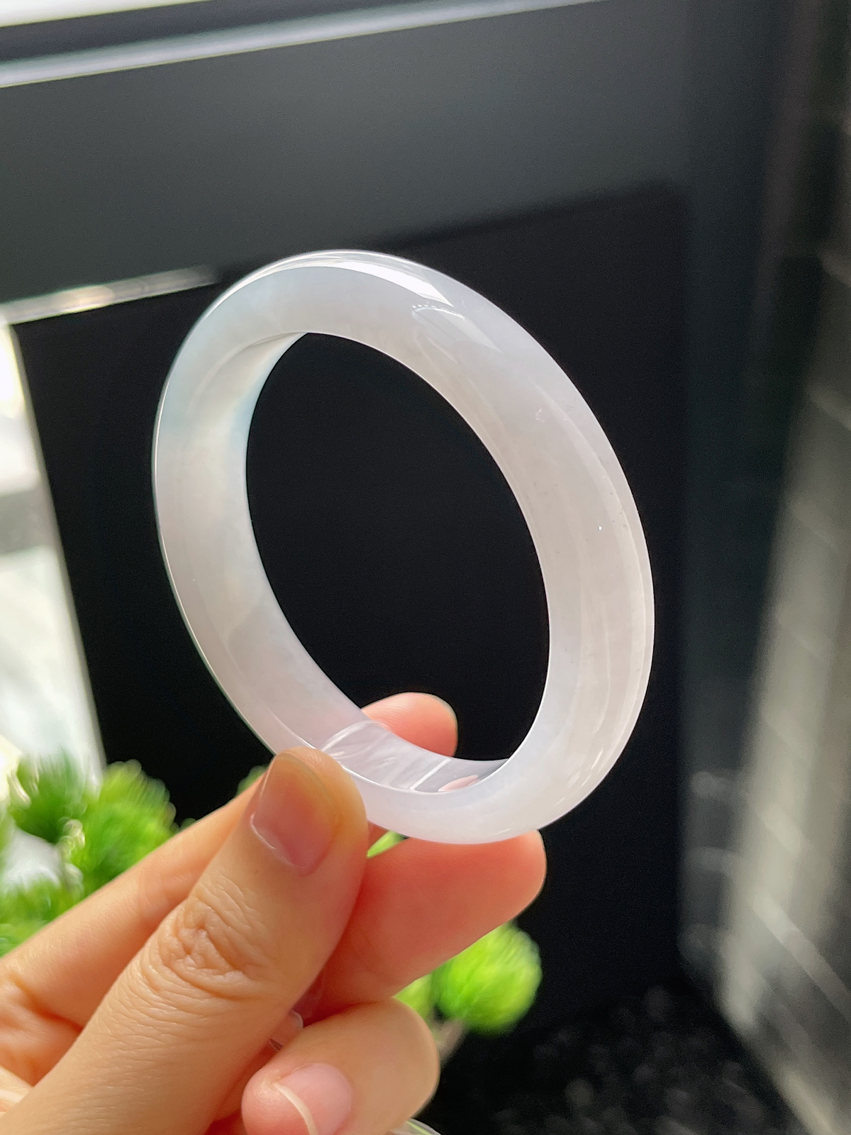 贵妃镯52.5圈口，翡翠冰糯种淡绿色手镯