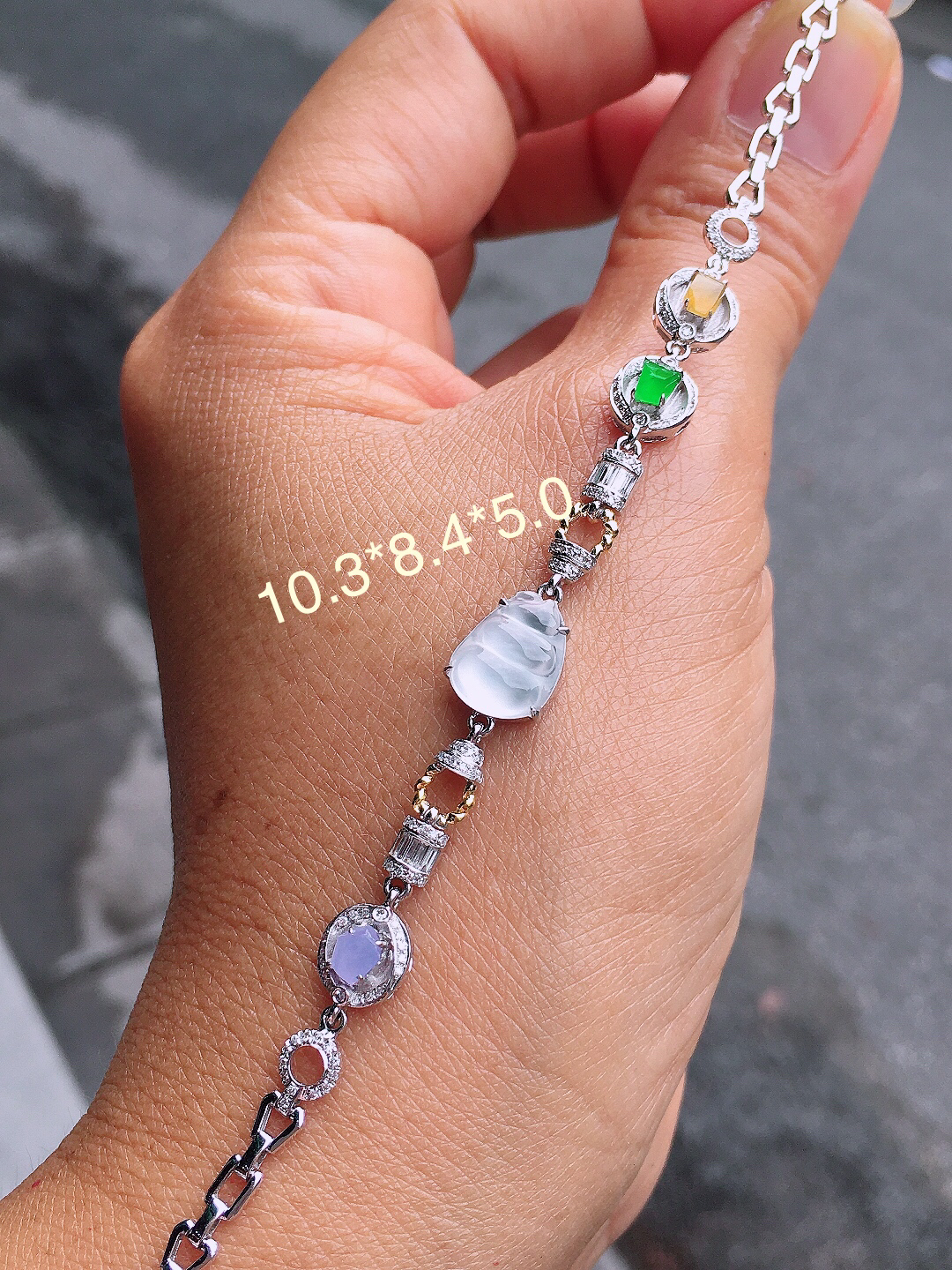 多彩特色手链，色泽均匀艳丽，玉质细腻，荧光感超
强，饱满圆润，尽显优雅气质，18k
金豪华镶嵌