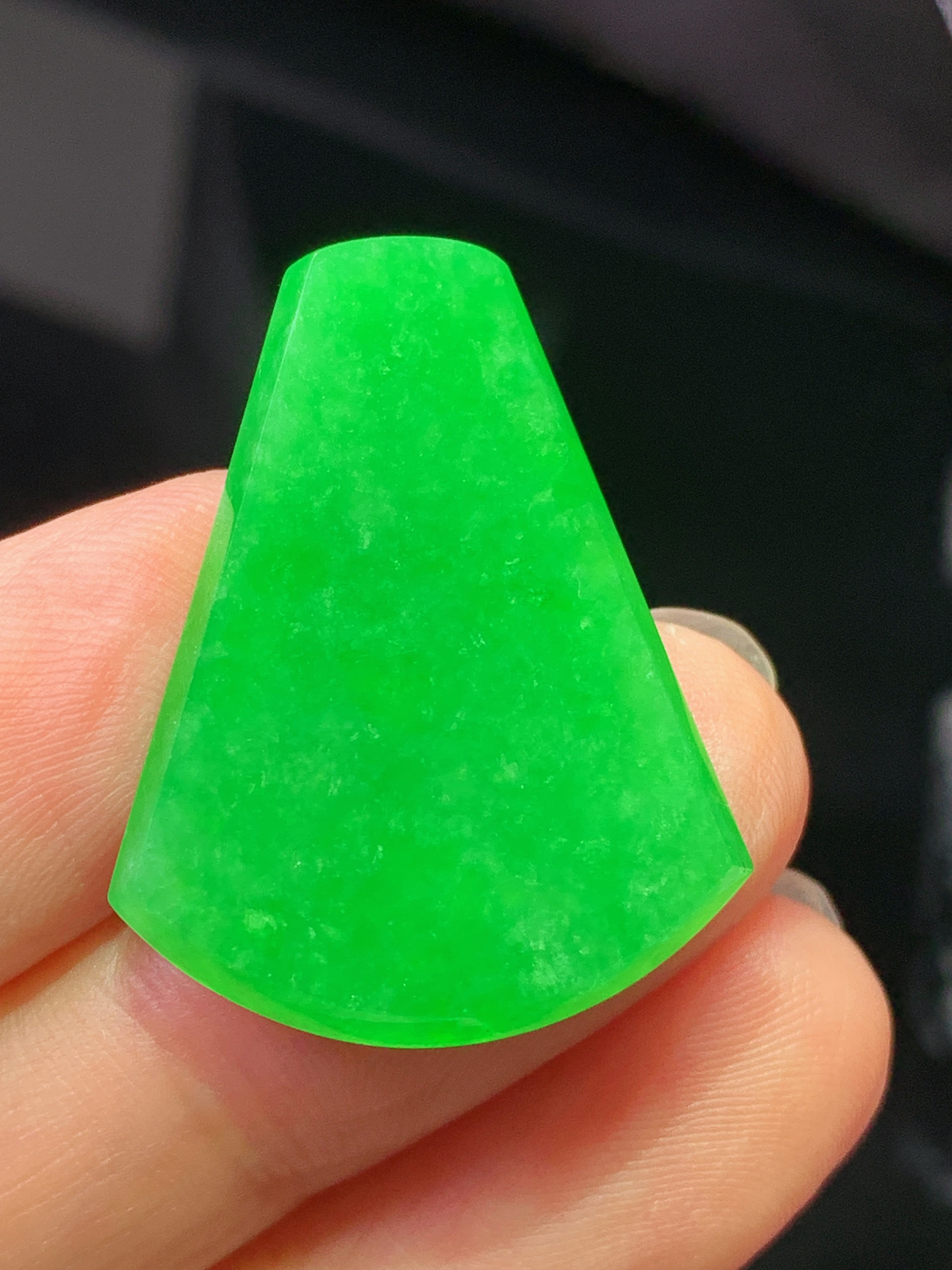 镶嵌款 翠绿无事牌吊坠 玉质细腻 色泽艳丽清新 水润亮眼 整体尺寸28*21.6*2.5m2