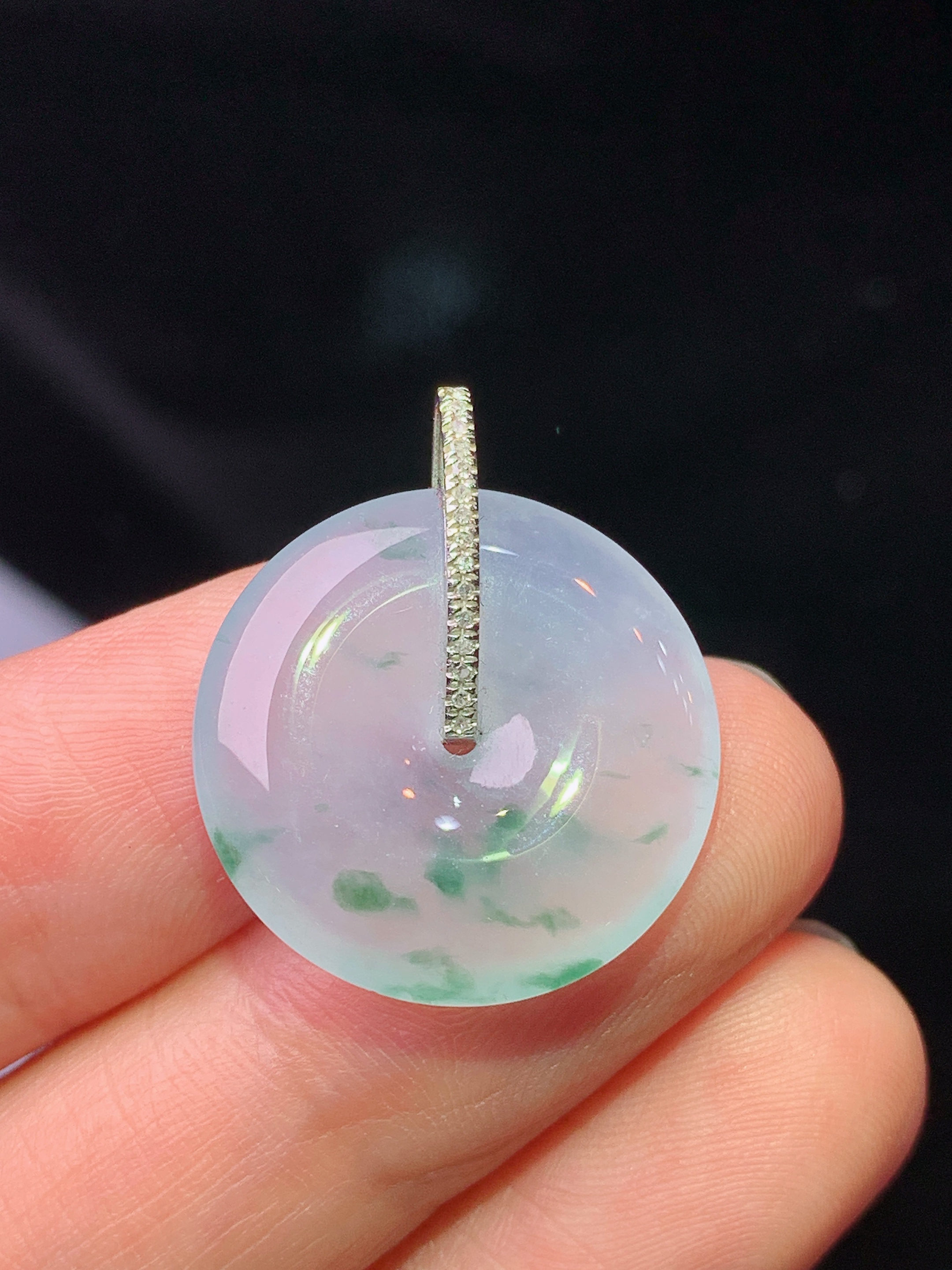 18k金钻镶嵌飘绿平安扣吊坠 玉质细腻 色泽艳丽清新 水润亮眼 整体尺寸23.8*20*3.8*2x