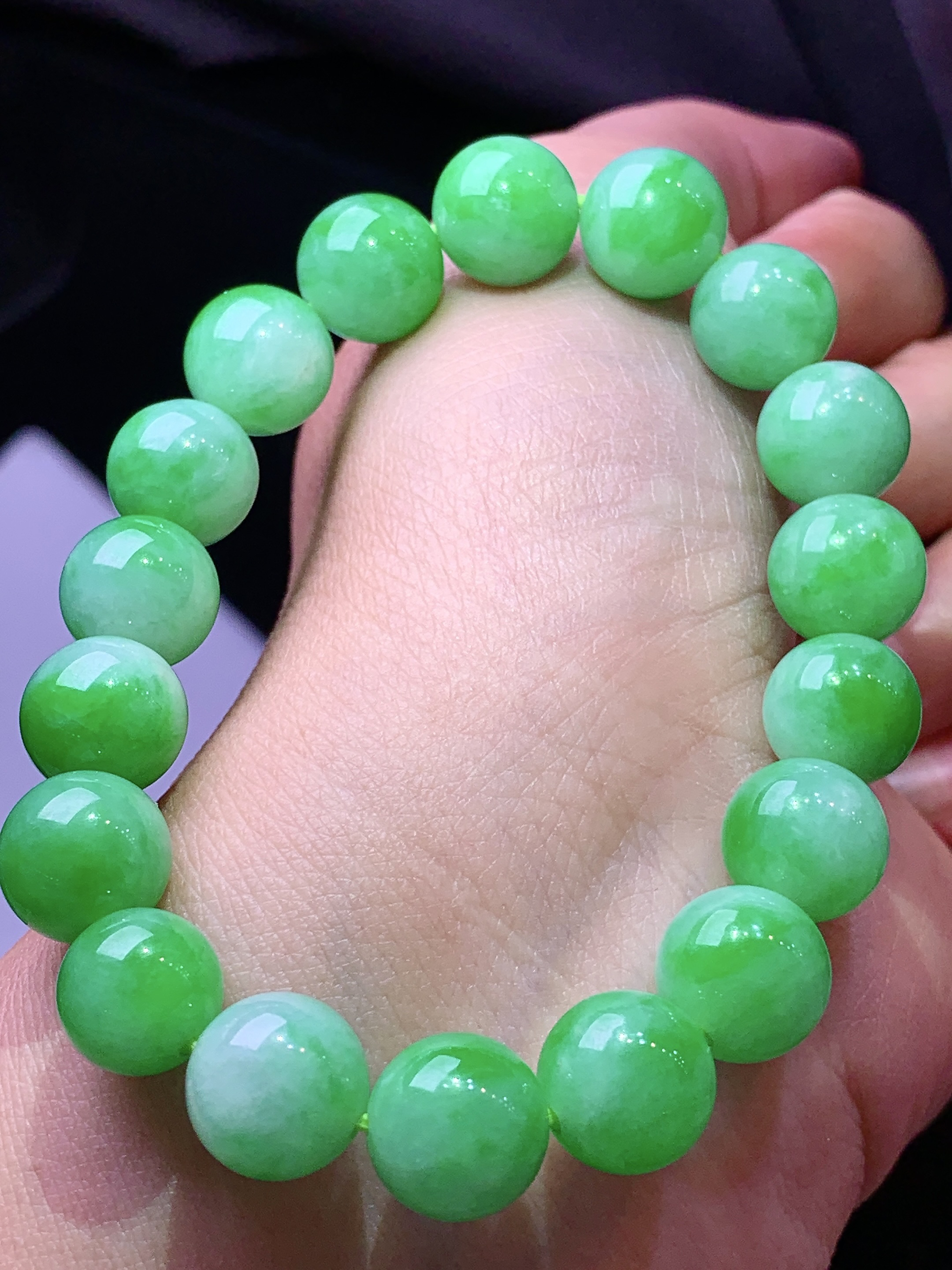 翠绿圆珠手链 玉质细腻 色泽艳丽清新 水润亮眼 整体尺寸10.5x6