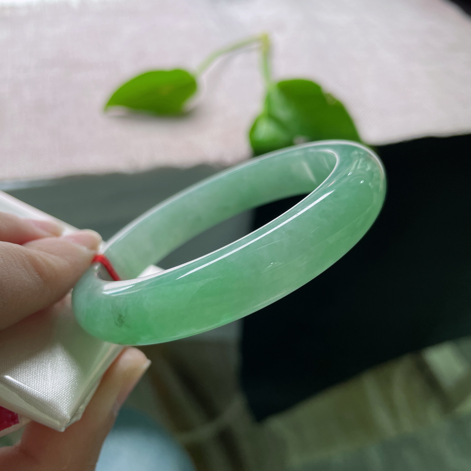 56.6/11.7/8，满绿正圈，色匀如水，质润如脂，娇艳欲滴，倾国倾城..